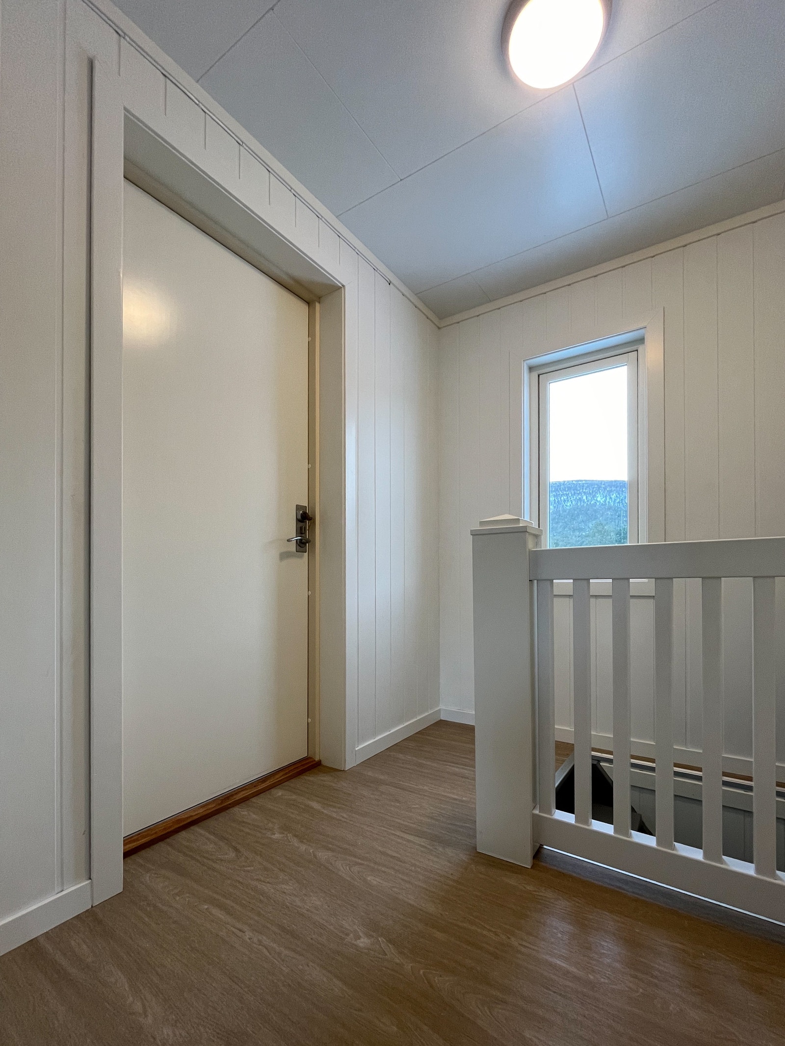 Utgangsdør til liten terasse og trapp ned til kjeller Galleribilde