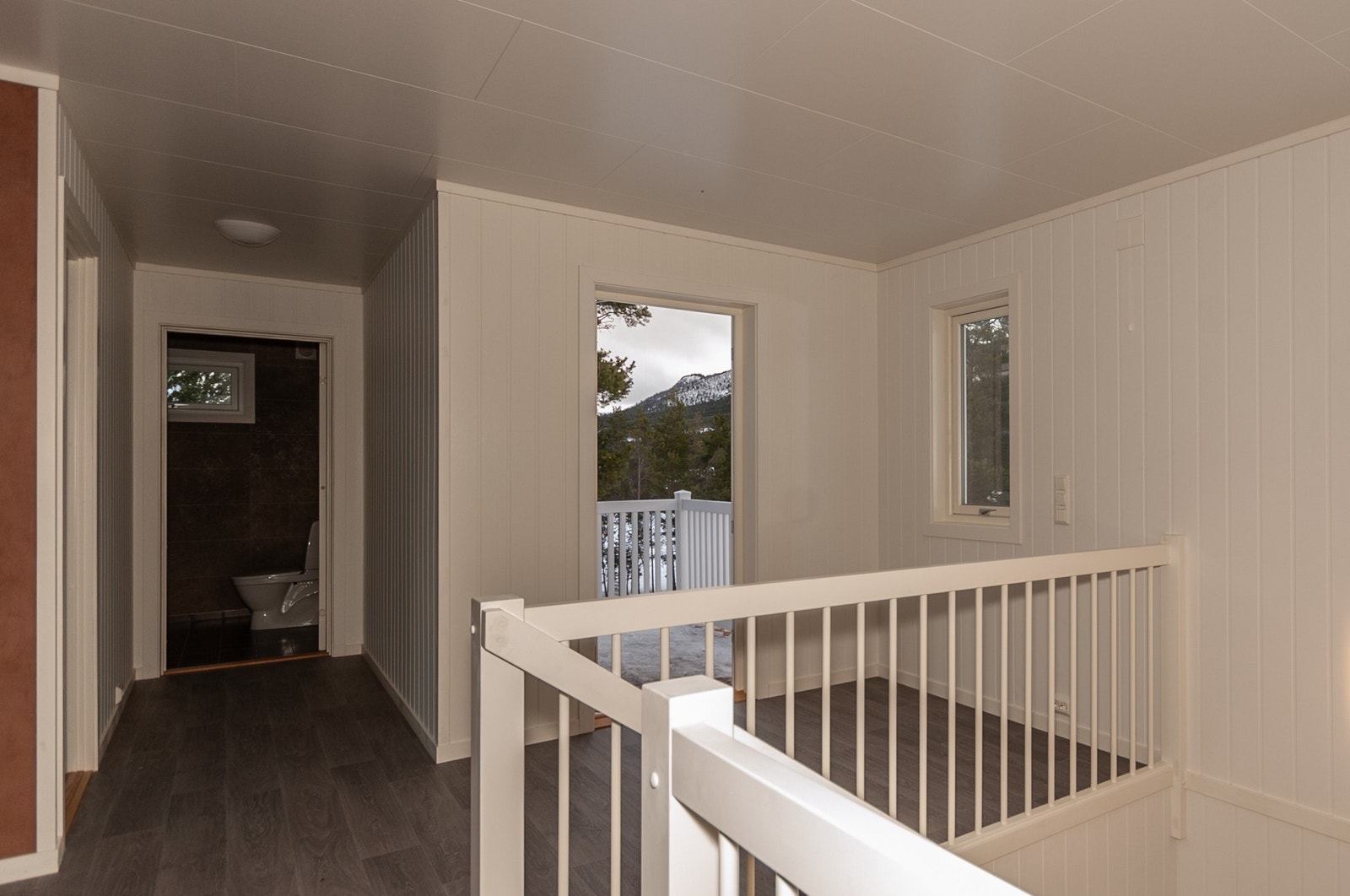 Utgang til liten terasser fra gang mot sør-øst (2. etg) Galleribilde