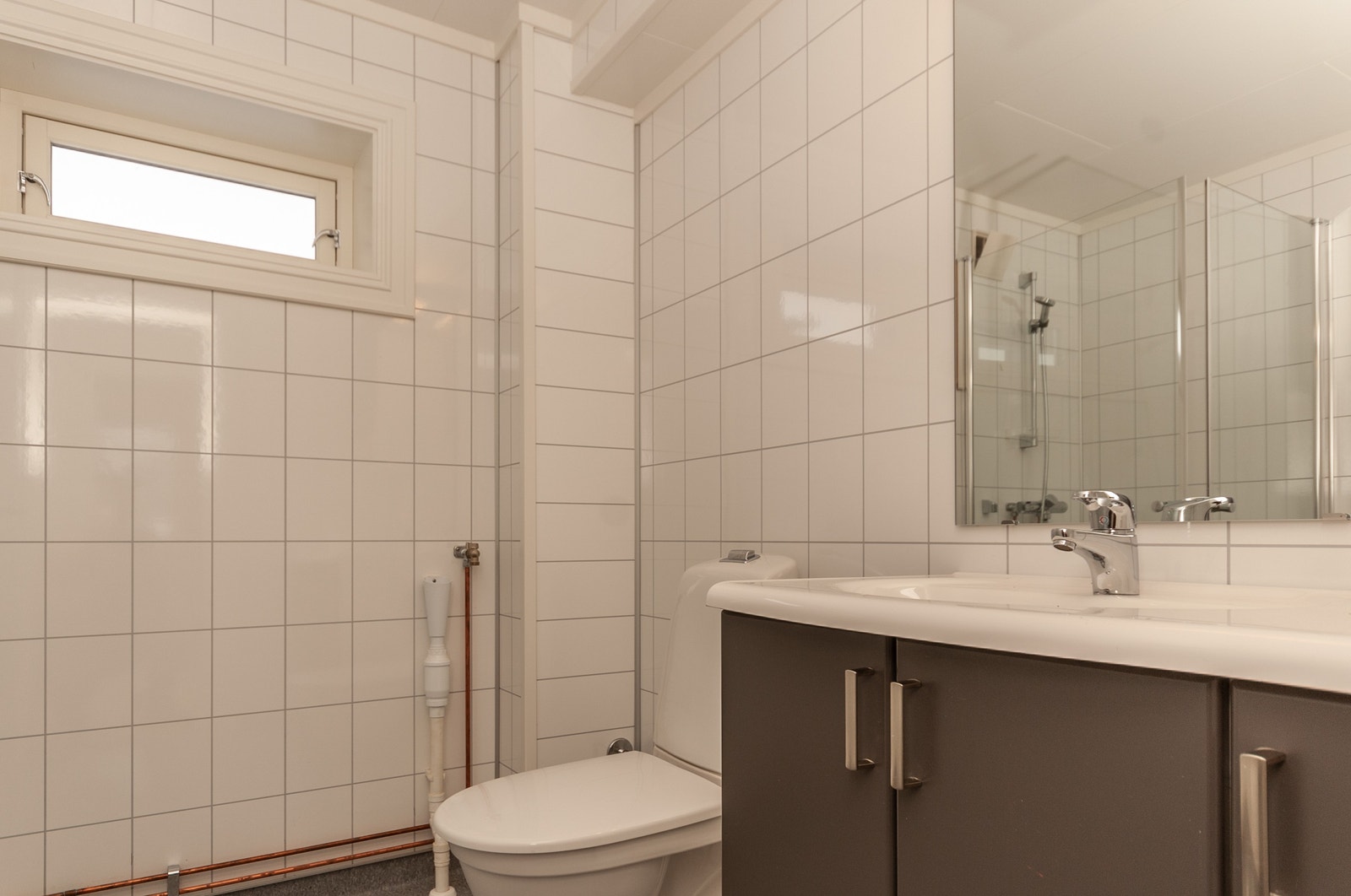 Baderomsinnredning og wc på bad (1. etg). Opplegg for vaskemaskin. Galleribilde