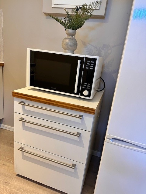 Mikrobølgeovn med tine/defrost og grill funksjon Galleribilde