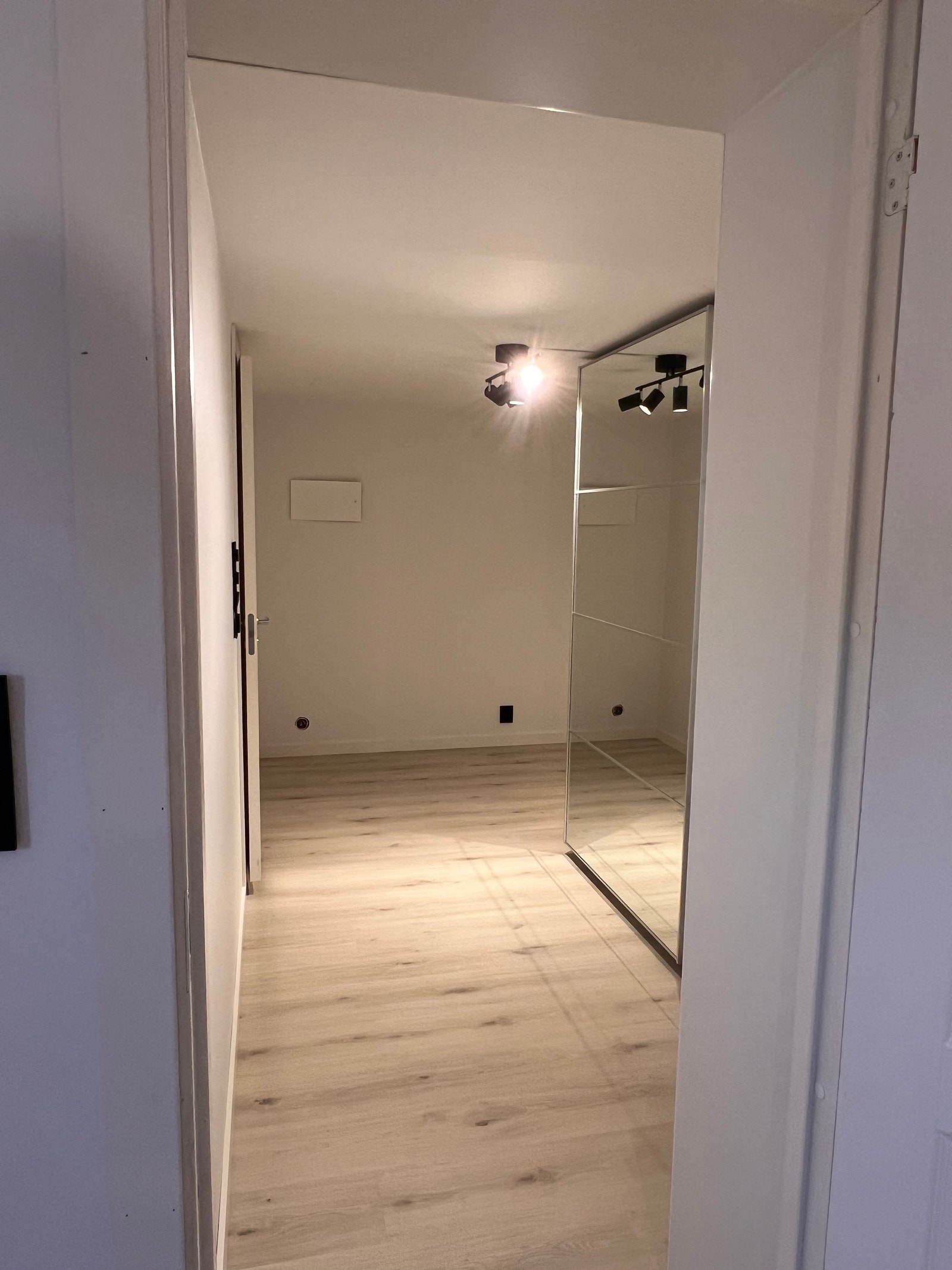 Mellomgang med garderobeskap Galleribilde