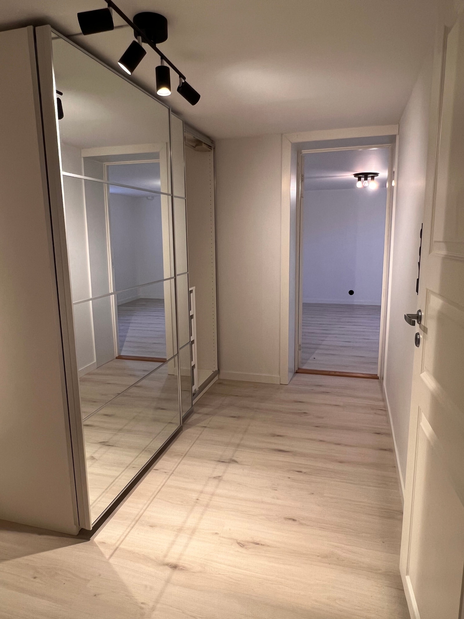 Mellomgang med garderobeskap Galleribilde