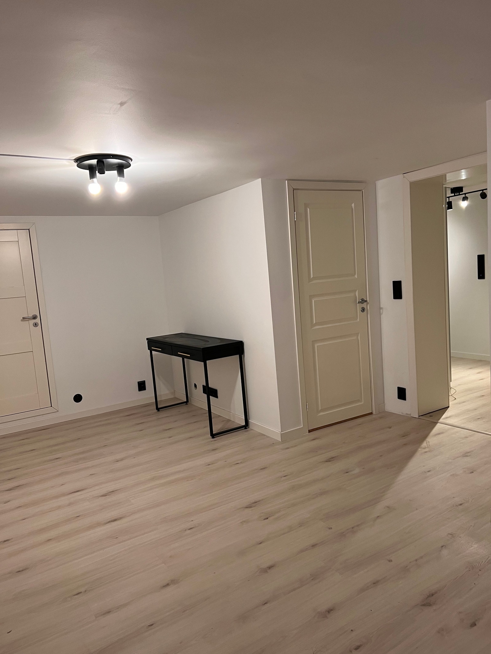 inngang og stue. Mulighet for TV oppsett Galleribilde