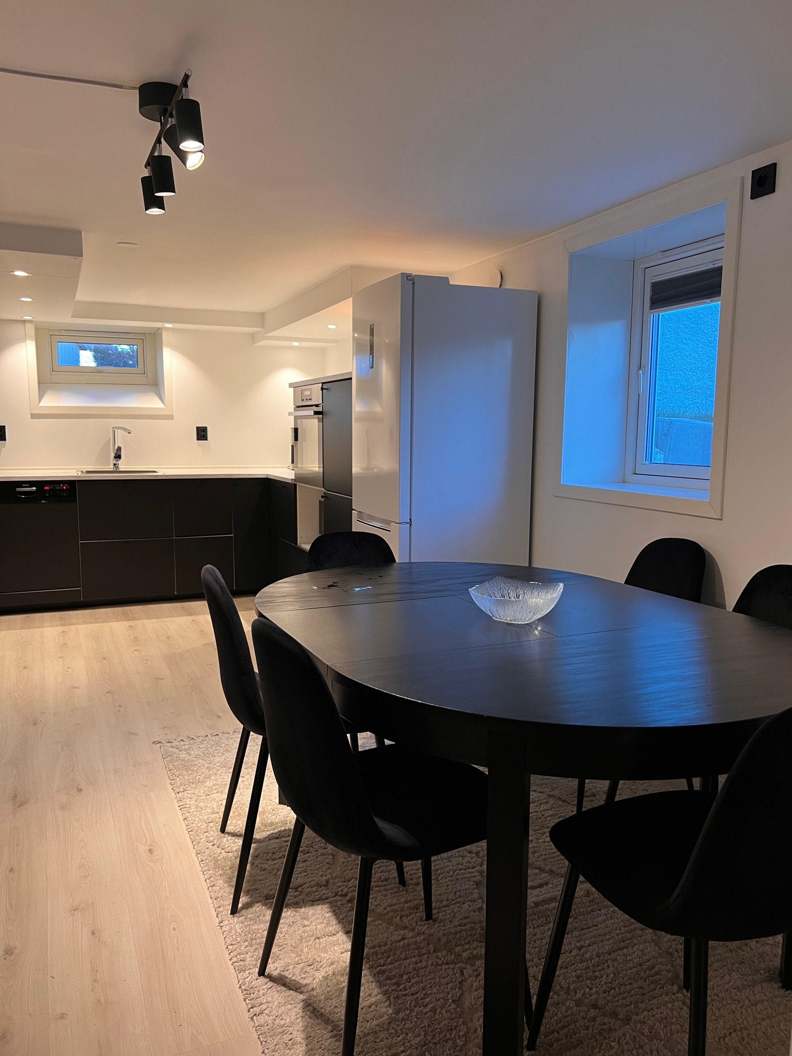 Kjøkken med stor plass til spisebord Galleribilde