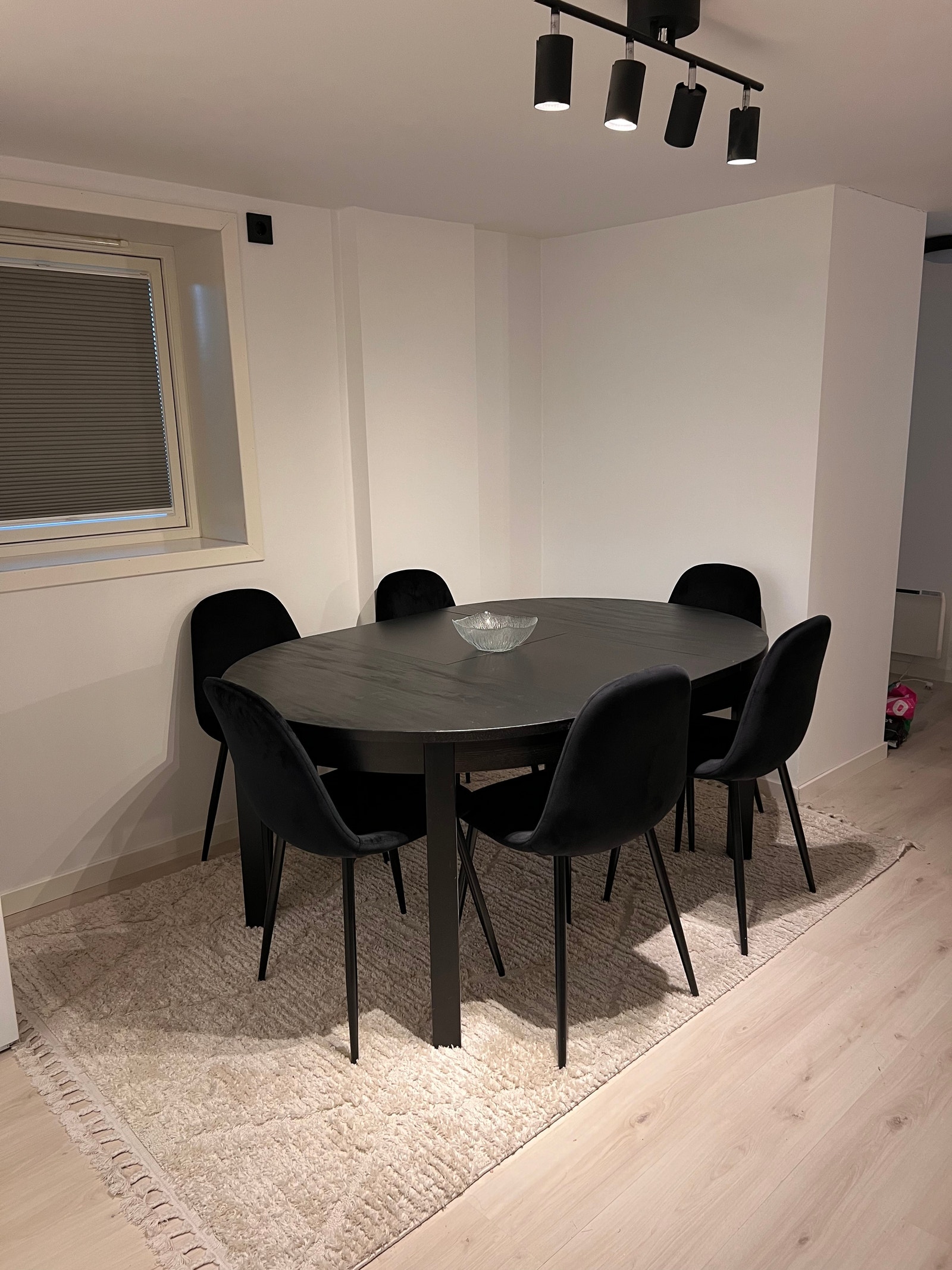 Kjøkken med stor plass til spisebord Galleribilde