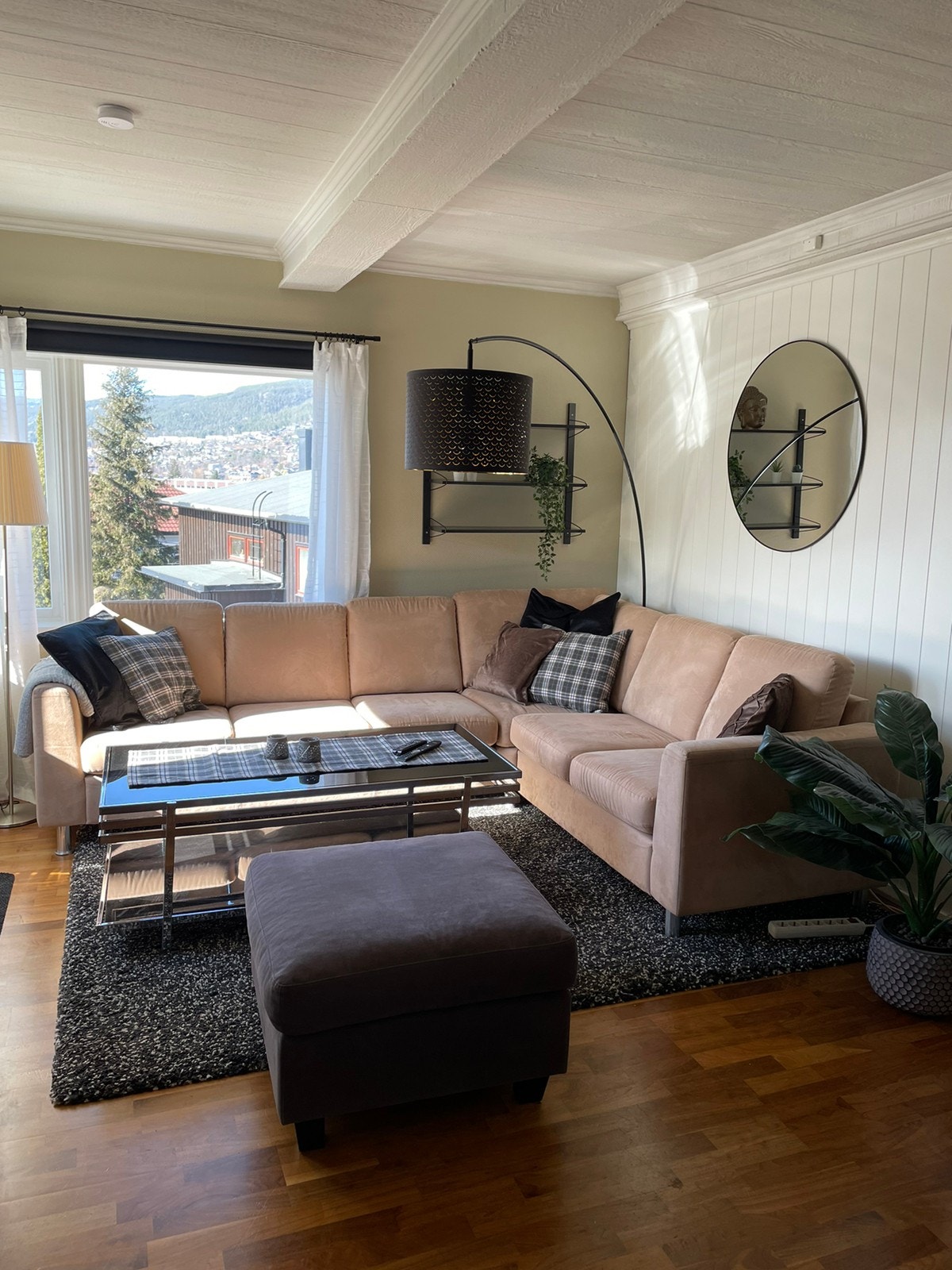 Koselig stue til hyggelig fellesskap. Utgang til flott terrasse. Galleribilde
