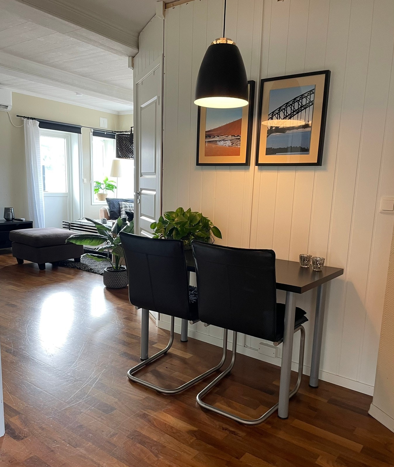 Liten spiseplass i tilknytning til kjøkkenet. Galleribilde