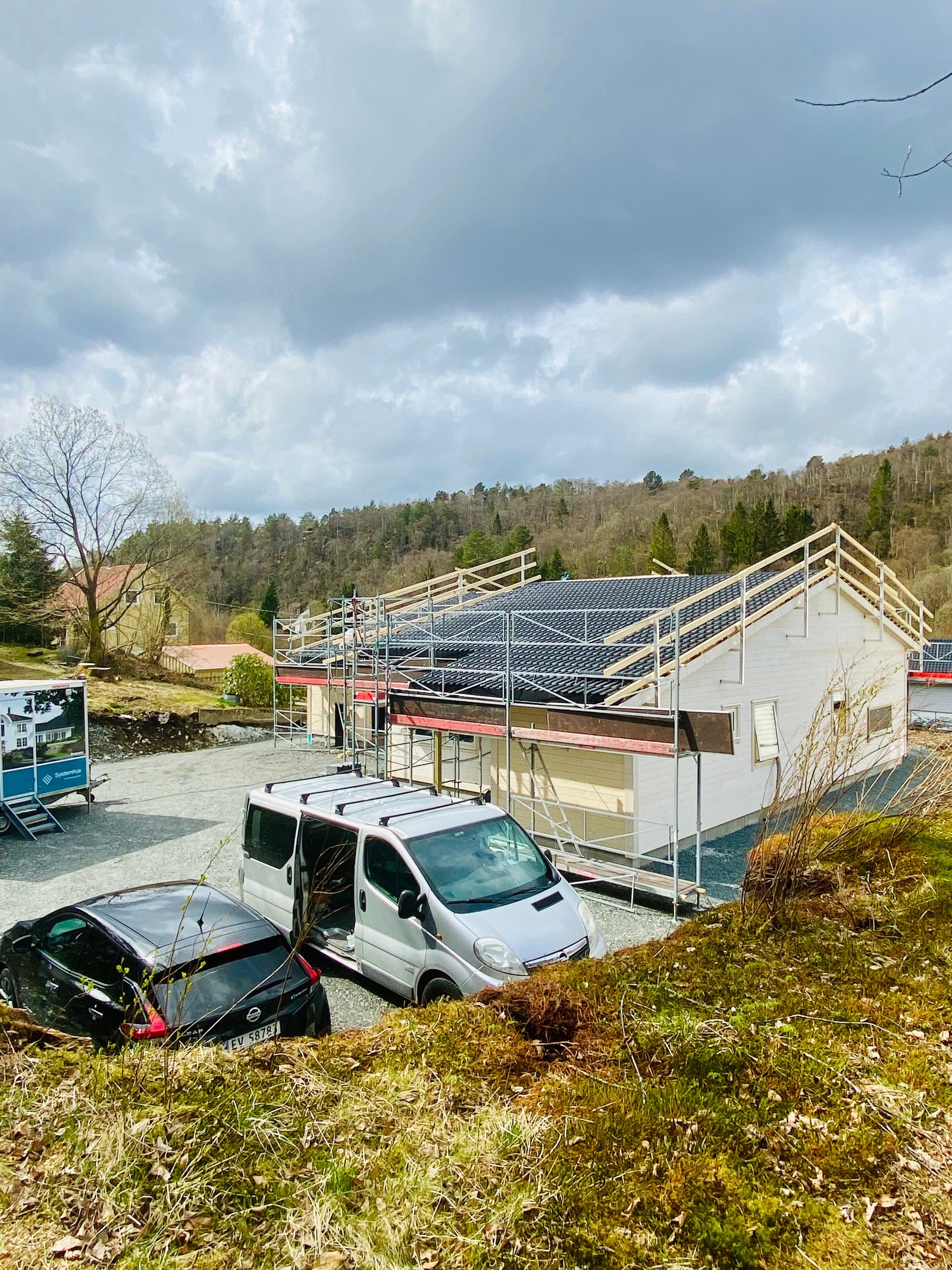 Ferdig tak på begge enheter i starten av april. Nå starter arbeidet inne for fullt. Galleribilde