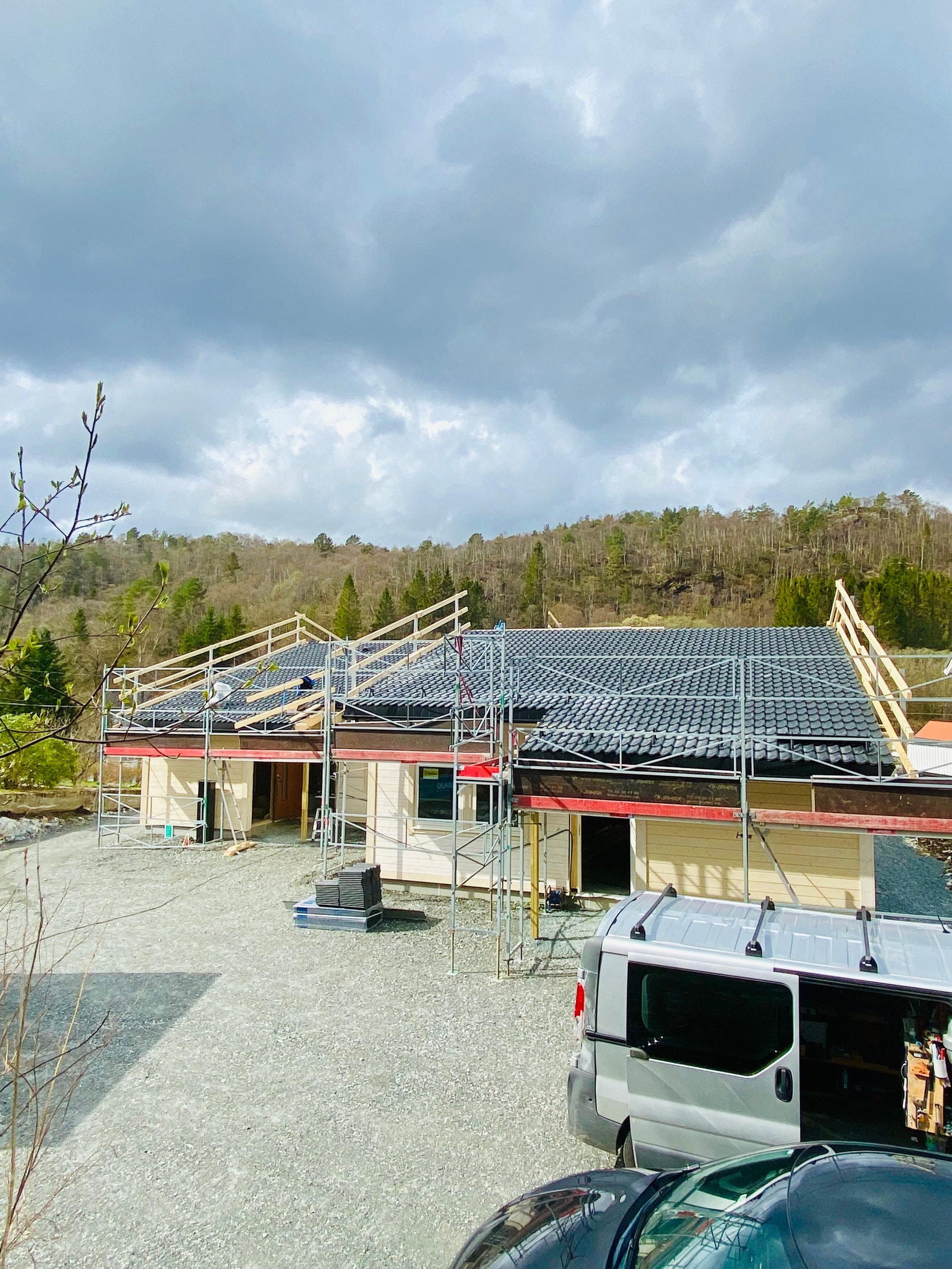 God plass bak husene til parkering! Galleribilde