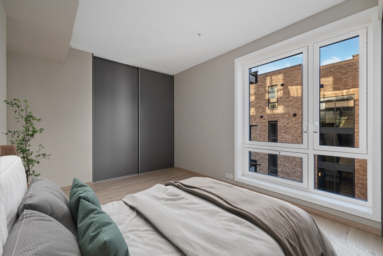 Boligen har 2 soverom. Hovedsoverom med romsmlig skyvedørsgarderobe. Bildene er digitalt stylet. Galleribilde