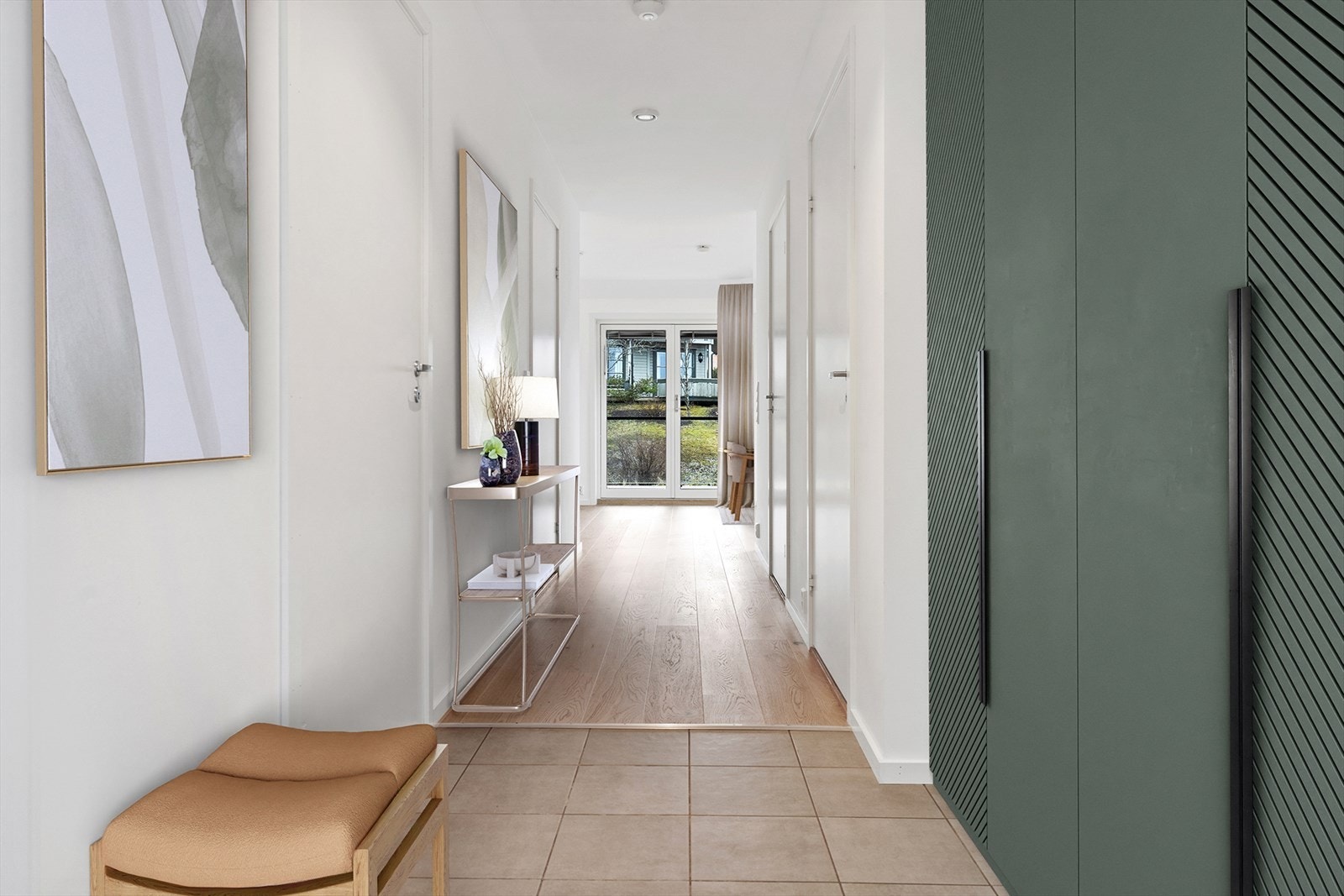 Velkommen inn! Romslig gang med plass til garderobe. Her blir det lagt 20x20 fliser på gulvet. (Illustrasjon). Galleribilde