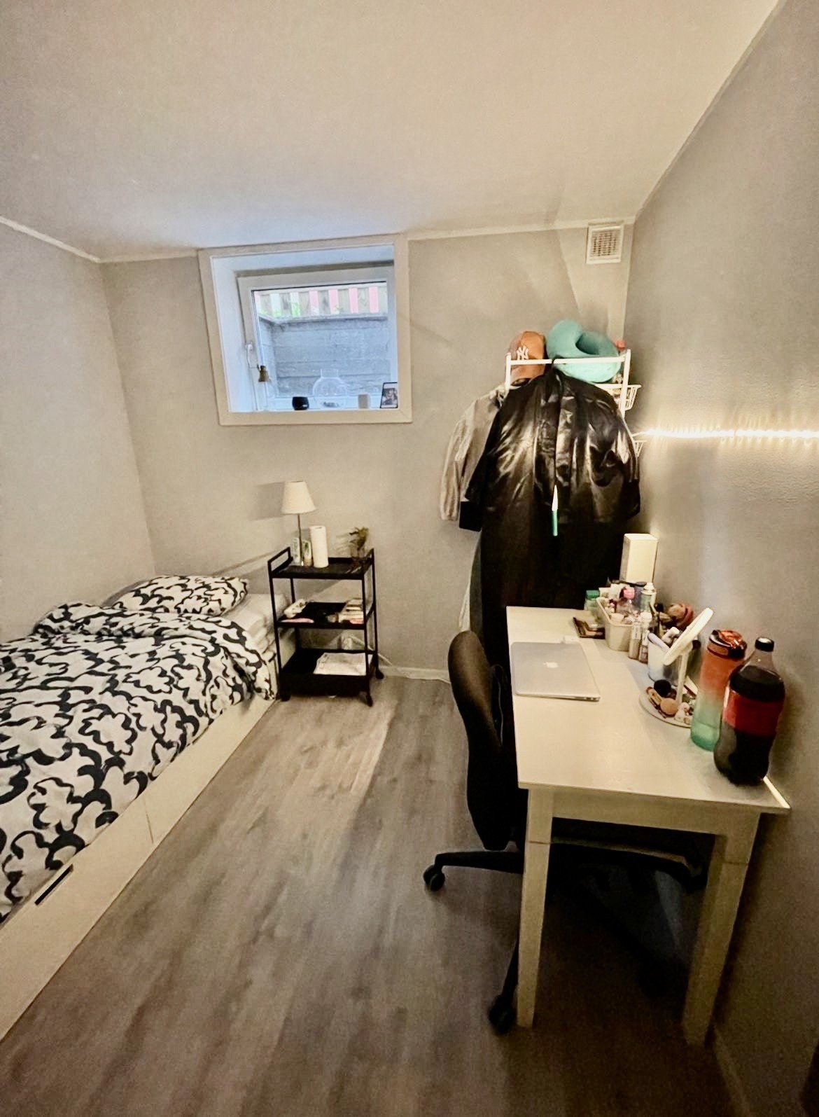 LEDIG // ca 7 kvm // 6.600 // Rom 1 - Beklager litt dårlig kvalitet på bildet. Dette er et nydelig og lyst rom med plass til det man trenger. Galleribilde