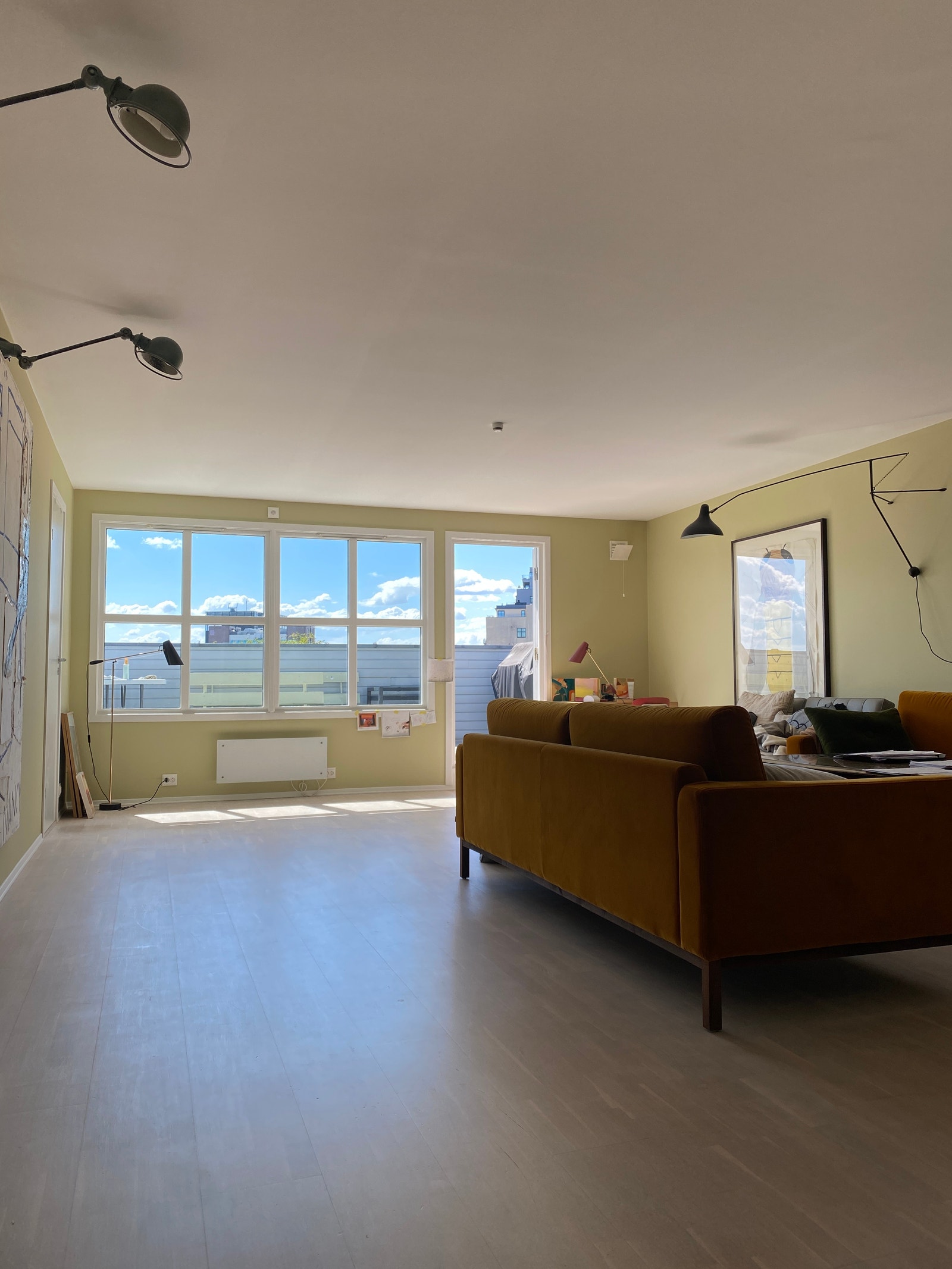 Stor stue med peis. Galleribilde