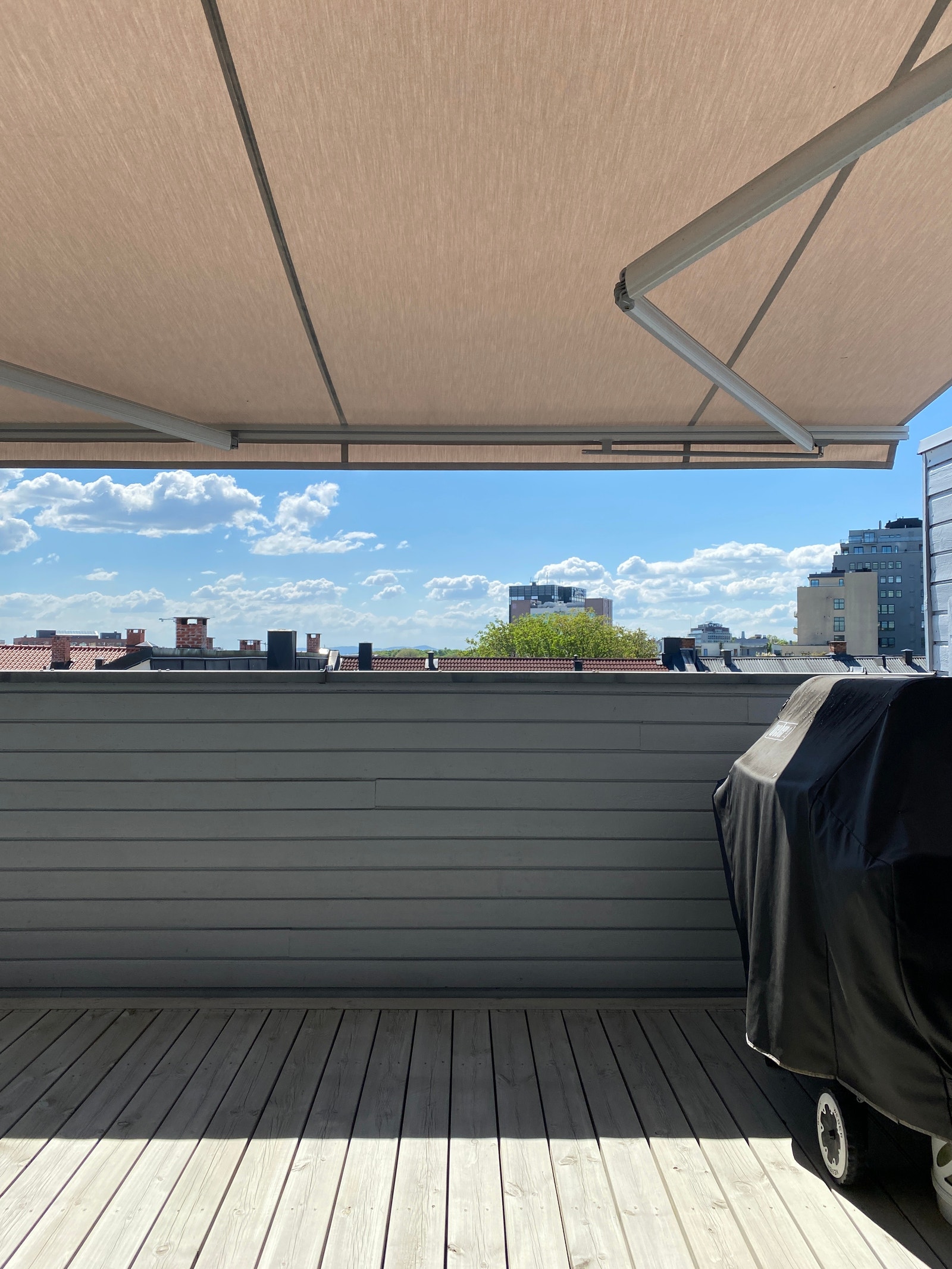 Hyggelig utsyn fra terrasse. Galleribilde