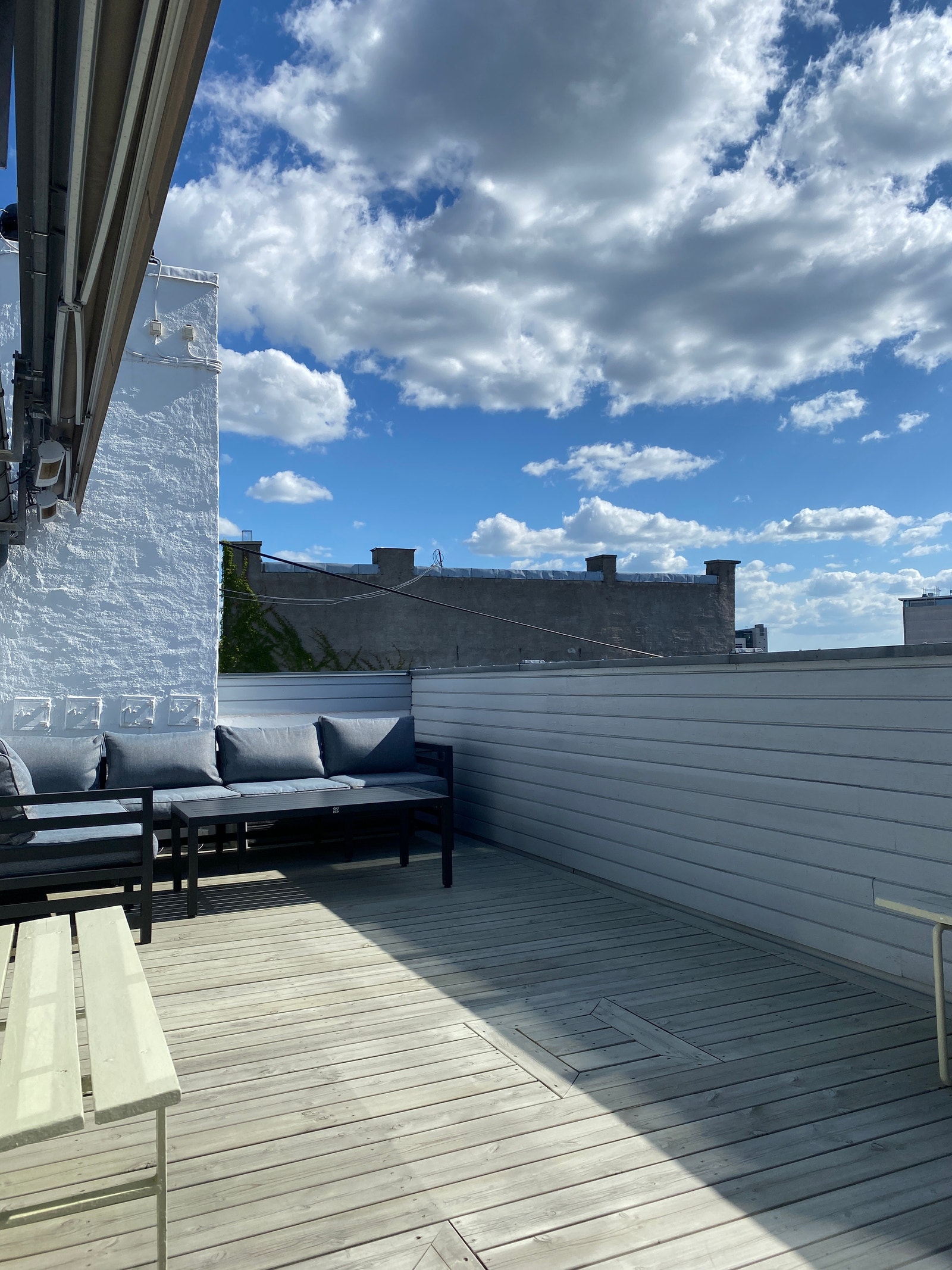 Flott vestvendt terrasse på 25 kvm med svært gode solforhold. Her er vi mye i sommerhalvåret. Galleribilde