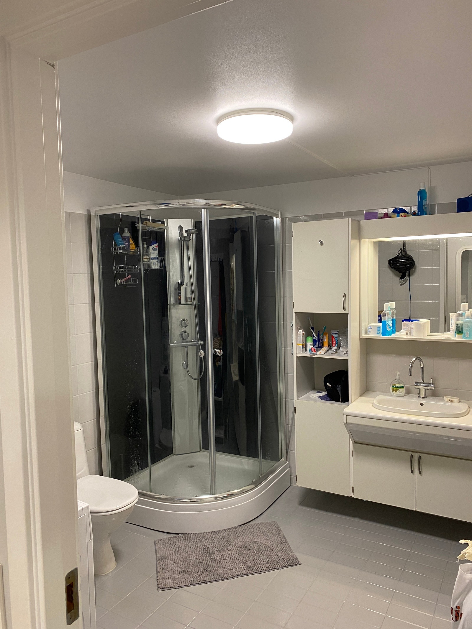 Bad med WC, opplegg for vaskemaskin og tørketrommel, varmekabler i gulv. Galleribilde