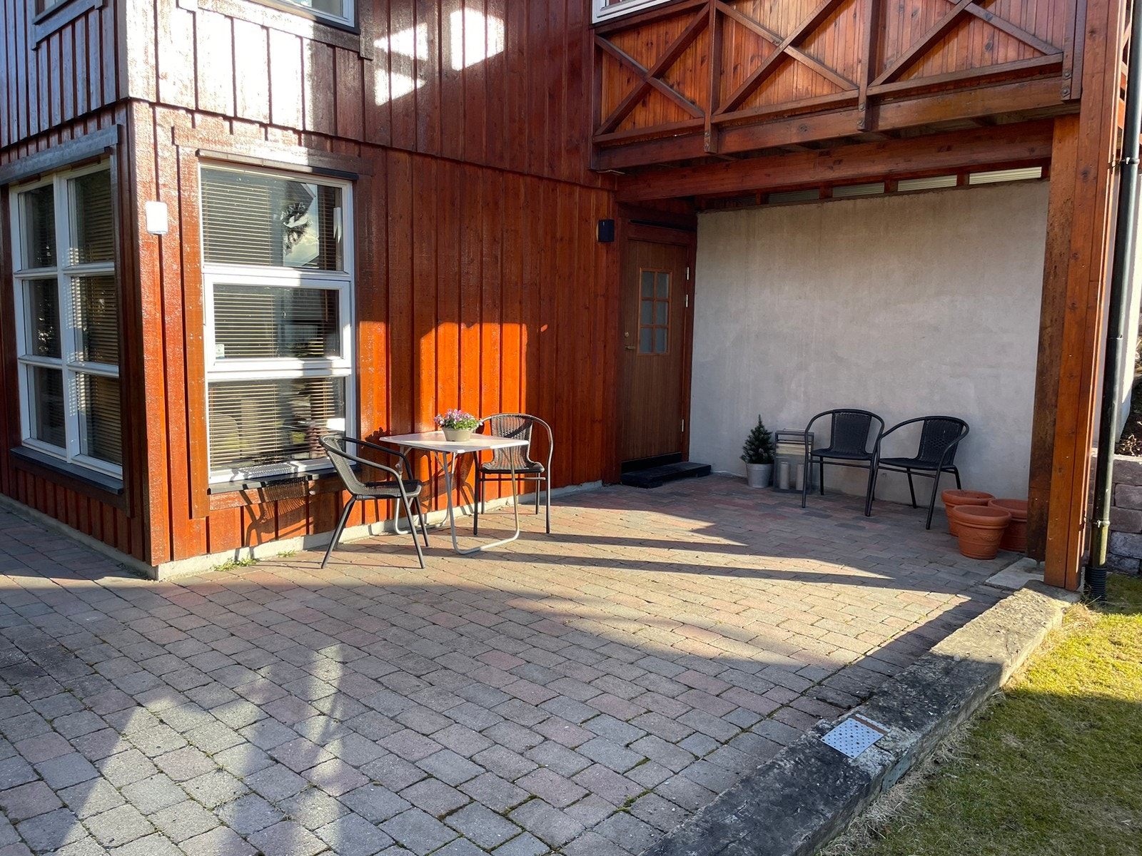 Egen uteplass og liten hage Galleribilde
