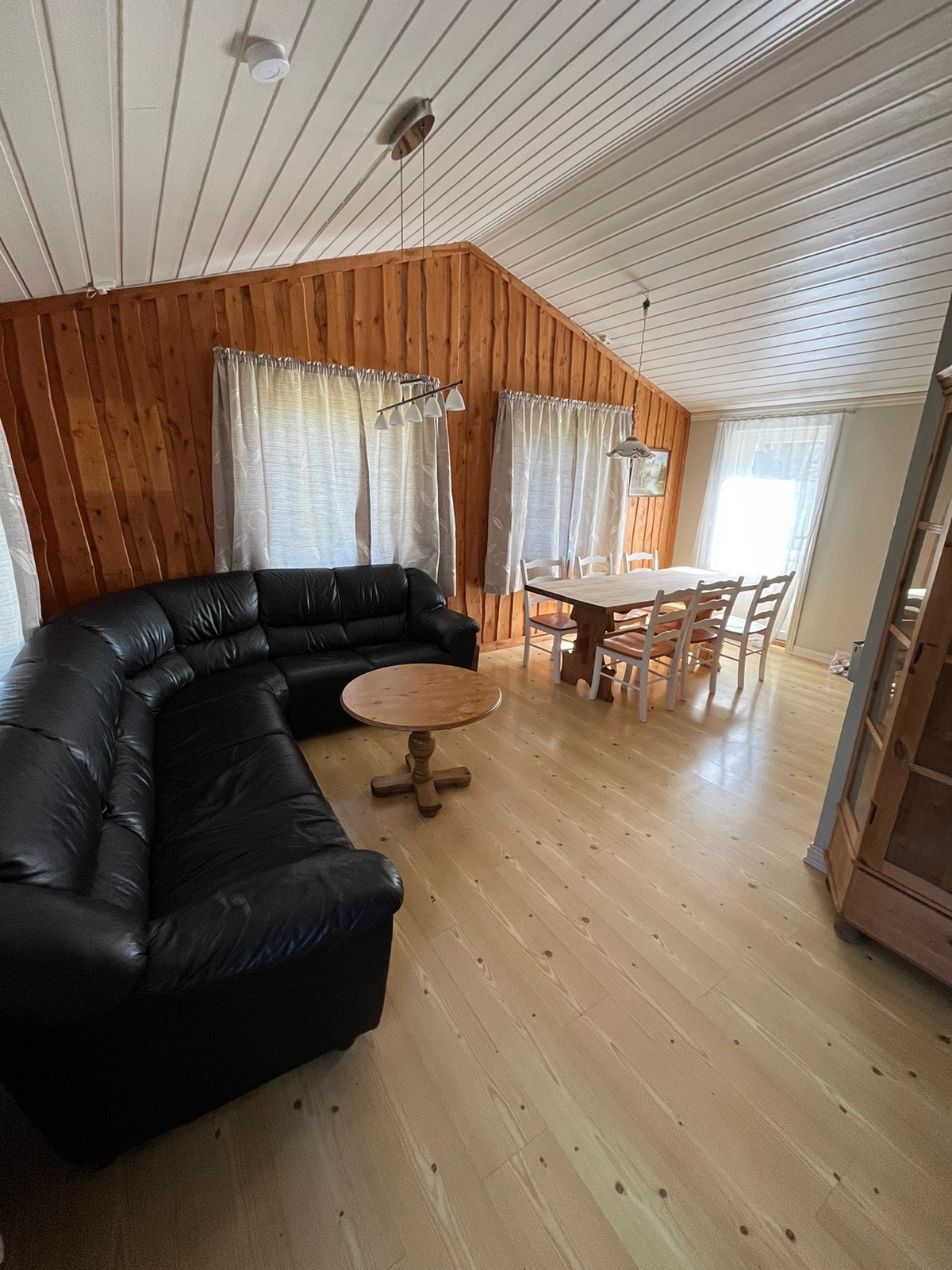 Stort kjøkken med sofa og spisebord Galleribilde