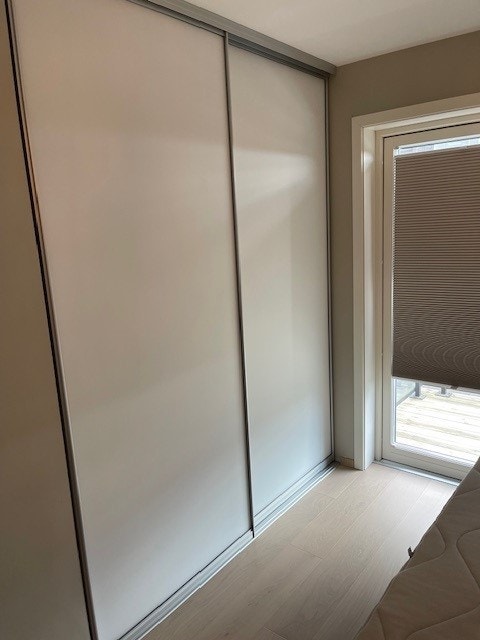 Sov1 m/skyvedørs garderobe og utgang til liten terrasse Galleribilde