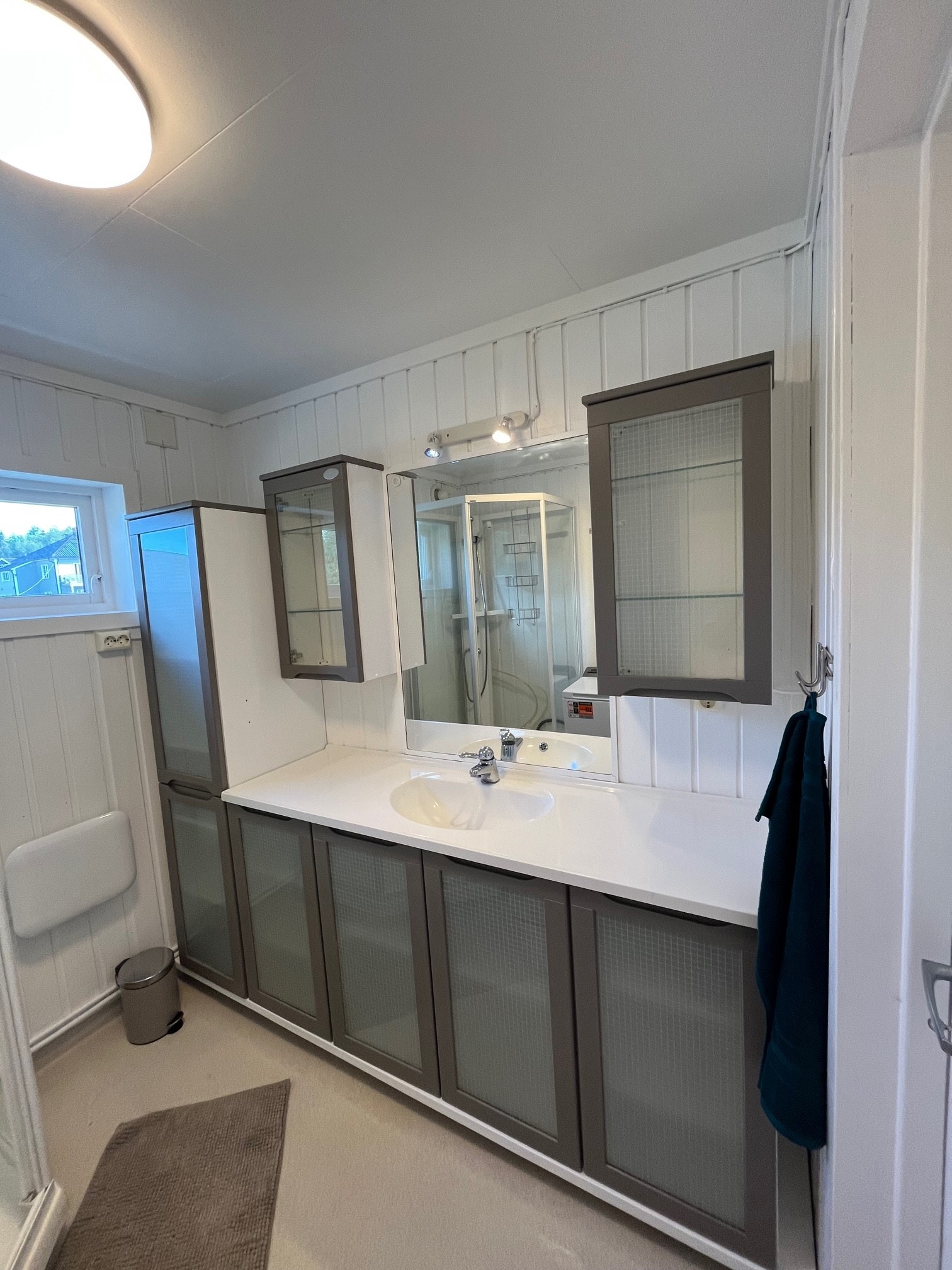 Romslig bad med mye oppbevaringsplass Galleribilde