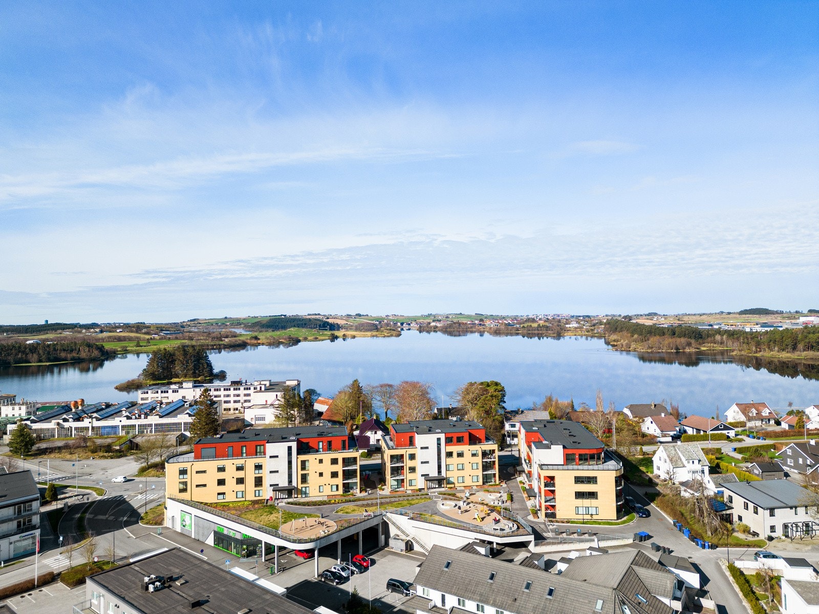 48 arealeffektive leiligheter fra 56 til 142 kvm BRA fordelt på tre bygg i moderne stil. Galleribilde