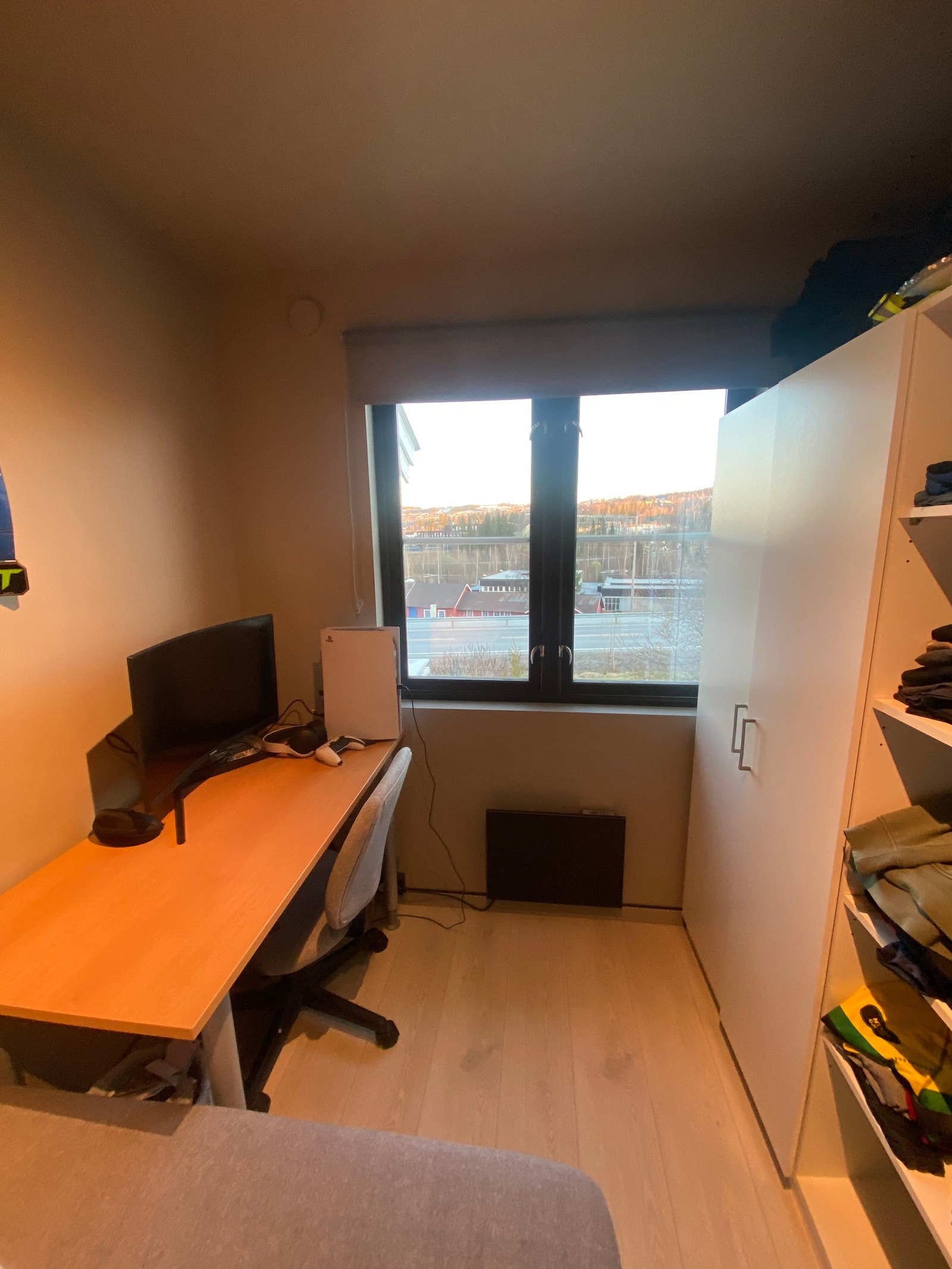 Soverom 2, Skrivepult og panelovn Galleribilde