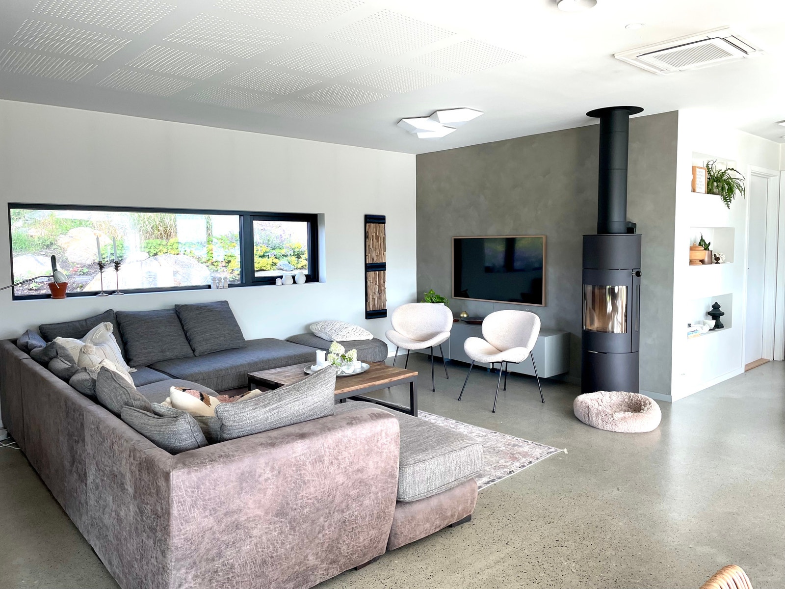 Hovedstue med TV og peisovn Galleribilde
