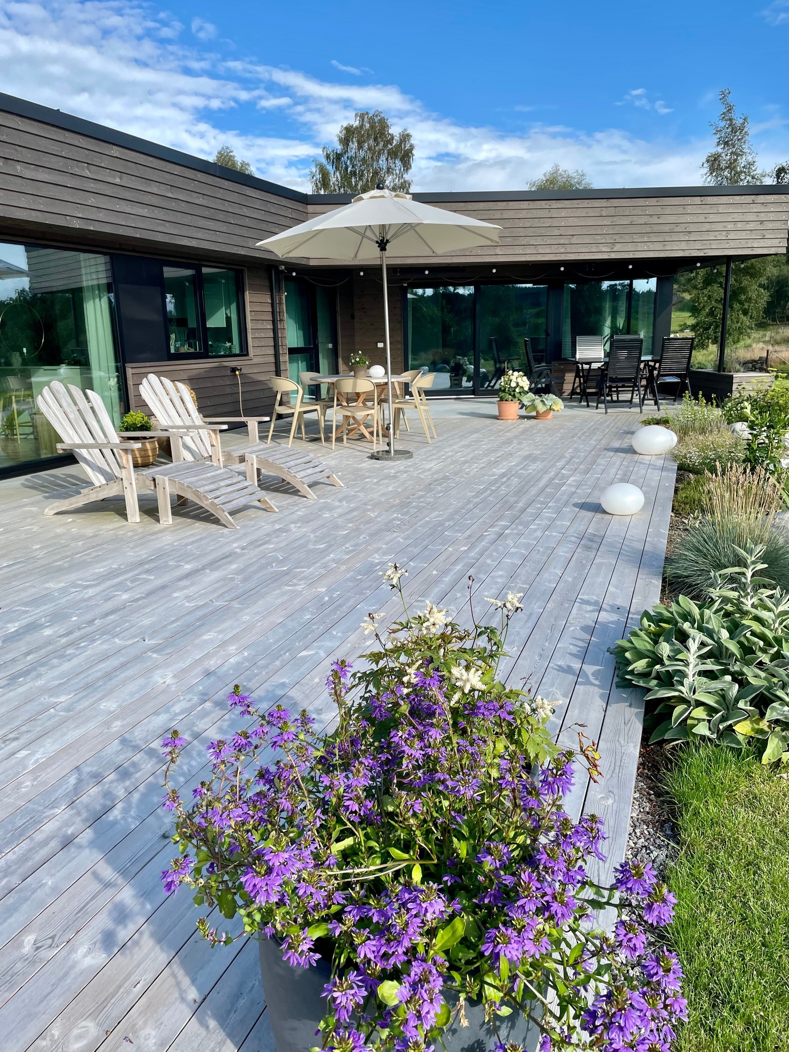 Stor terrasse med utgang fra begge stuene Galleribilde