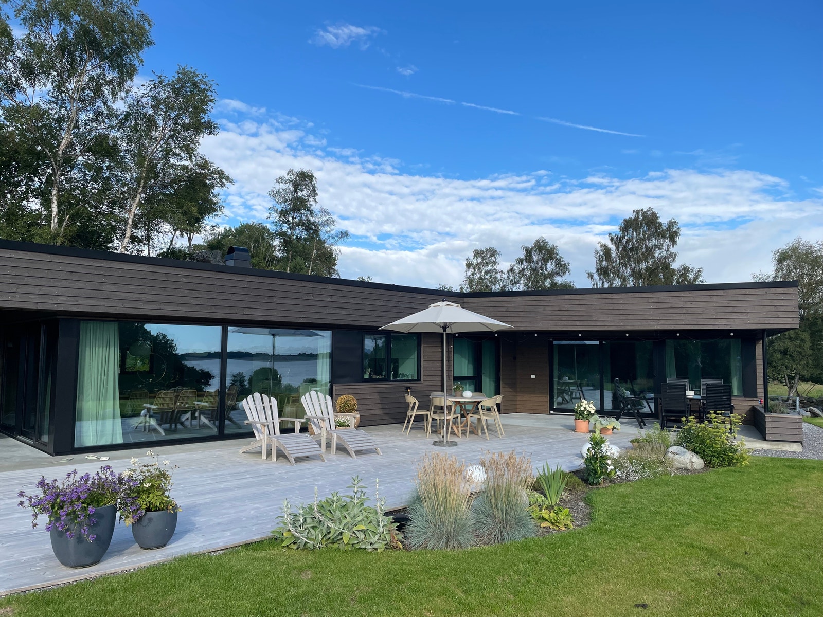Hytta ligger fint i terrenget Galleribilde