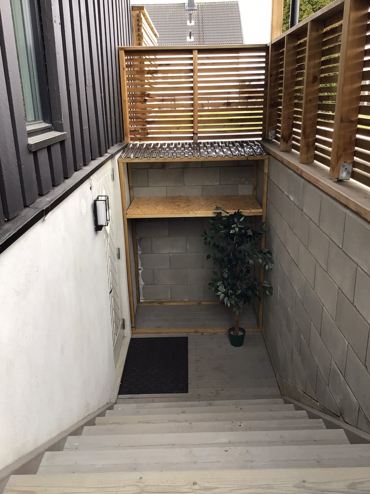 Egen inngang med vedbod Galleribilde