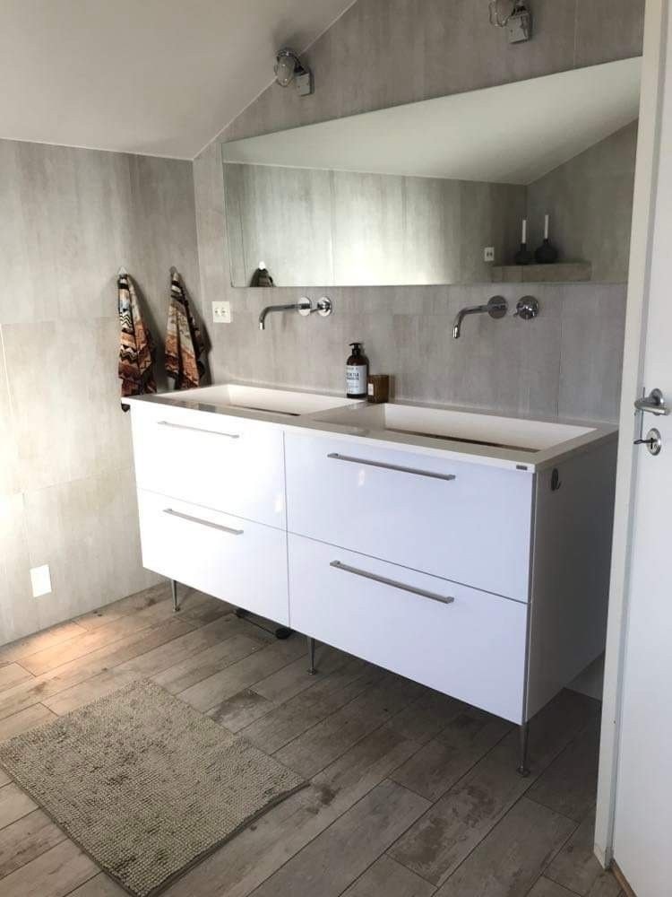 Bad i 2. etg med dusj, toalett og badekar Galleribilde