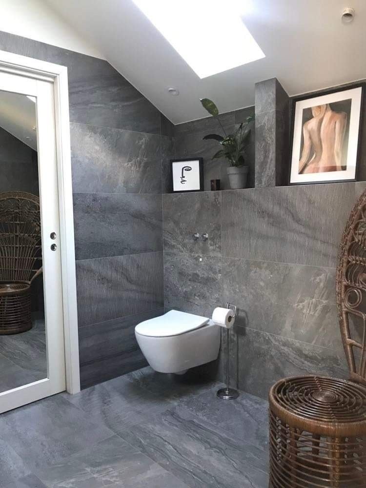 Bad i 1. etg med dusj og toalett Galleribilde