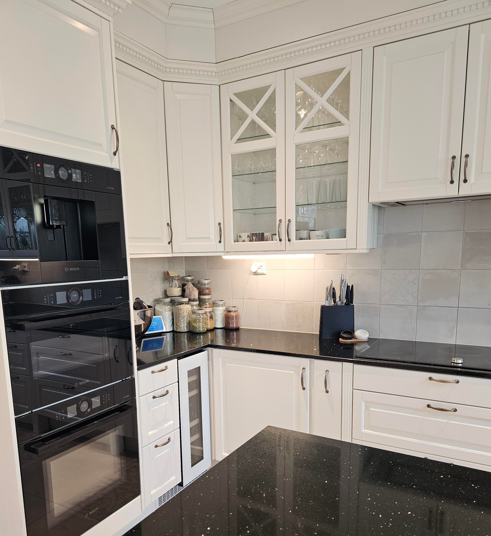 Ovnene, kaffemaskin, vinskap, stekeplate og masse oppbevaringsmuligheter Galleribilde