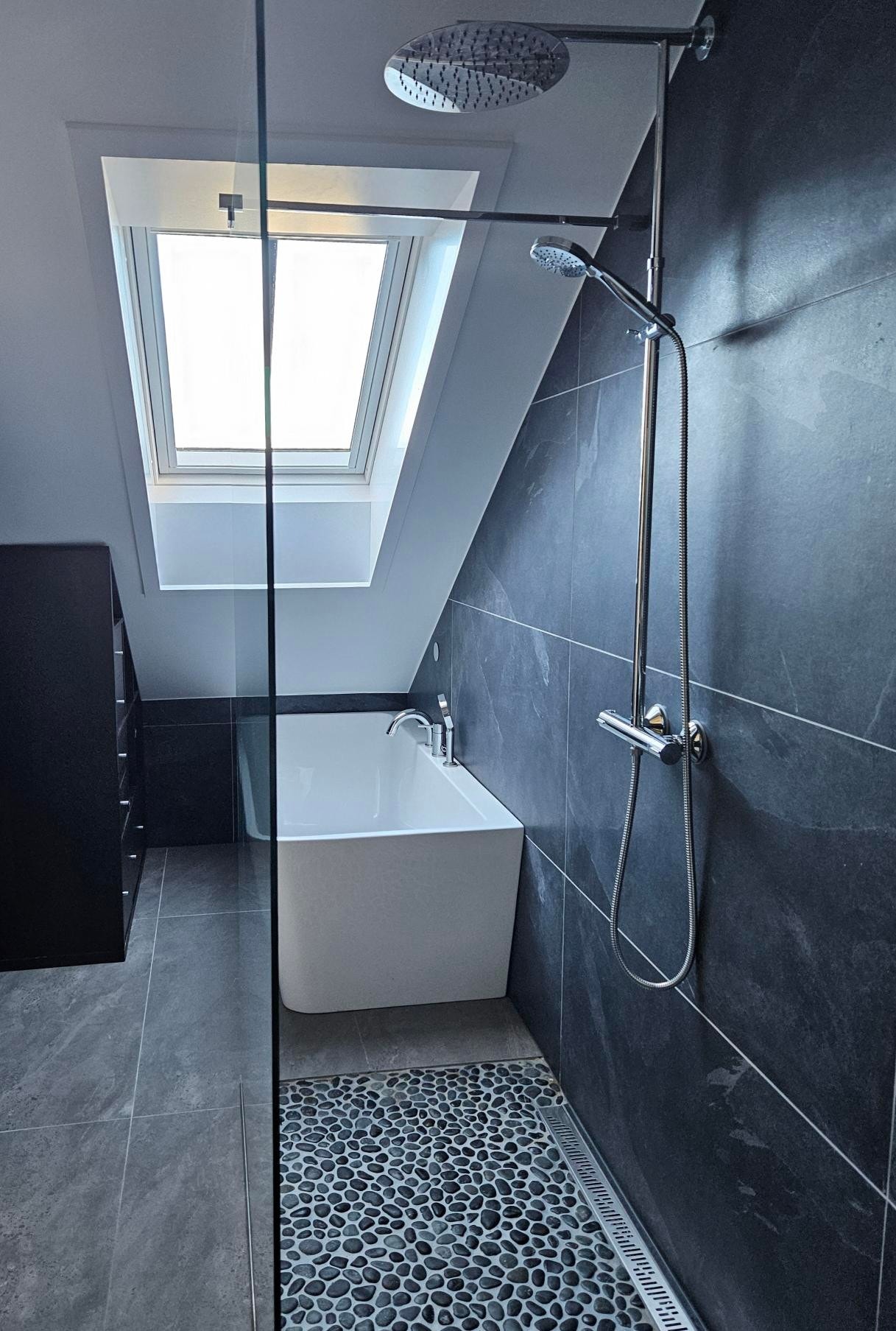 Badet med ekstra høy regndusj og ekstra langt badekar Galleribilde