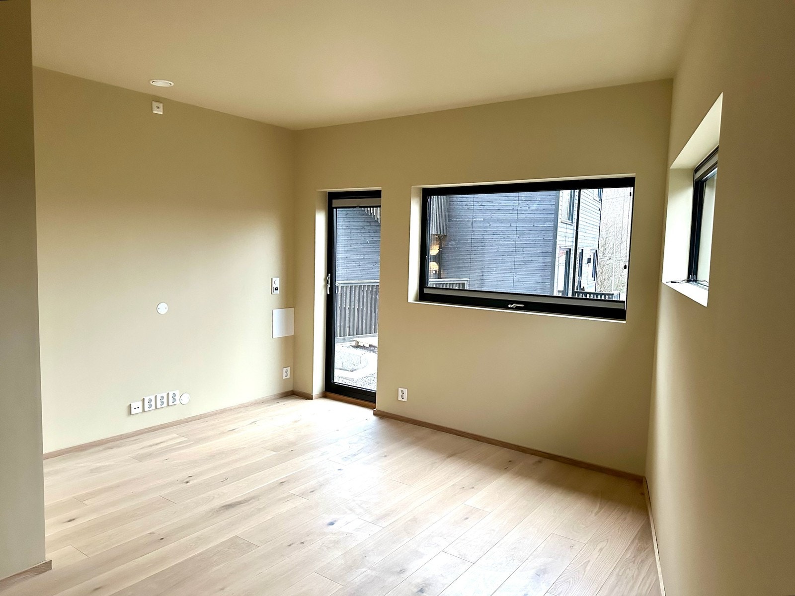 Før møblering. Nymalte vegger og parkett Galleribilde