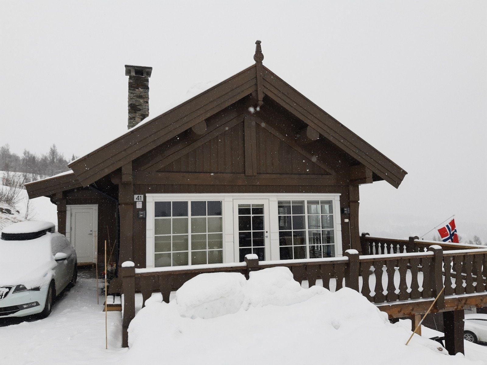 Fasade + terrasse + parkering Galleribilde