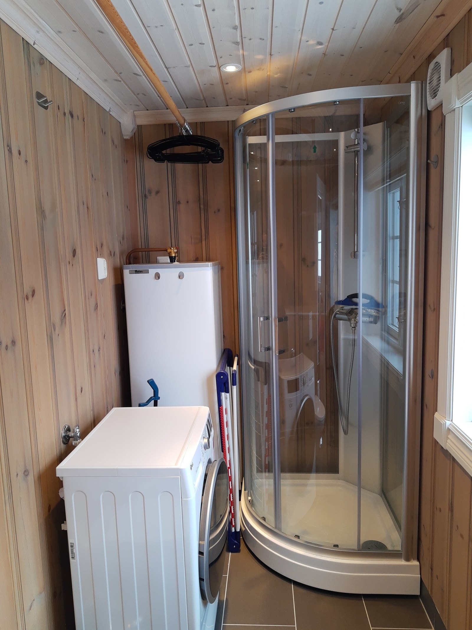 Bad 2. etasje (her er også kombinert vaskemaskin/tørketrommel) Galleribilde