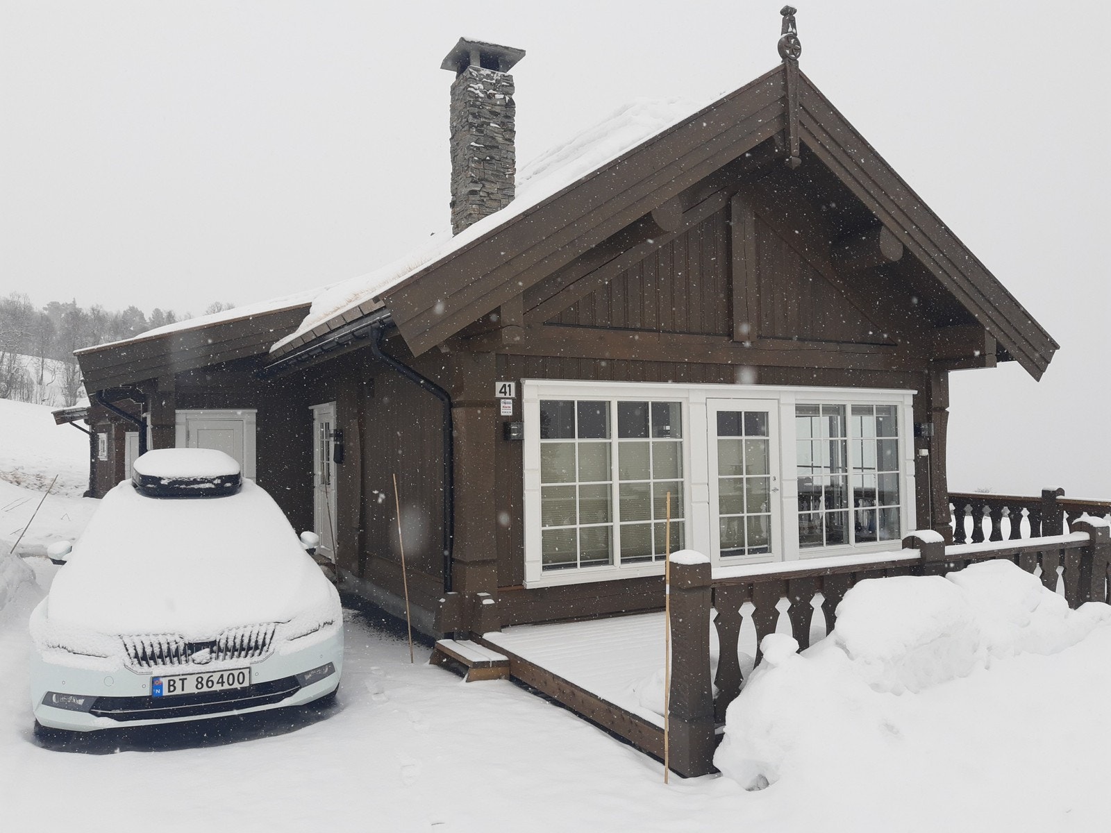 Fasade + terrasse + parkering Galleribilde