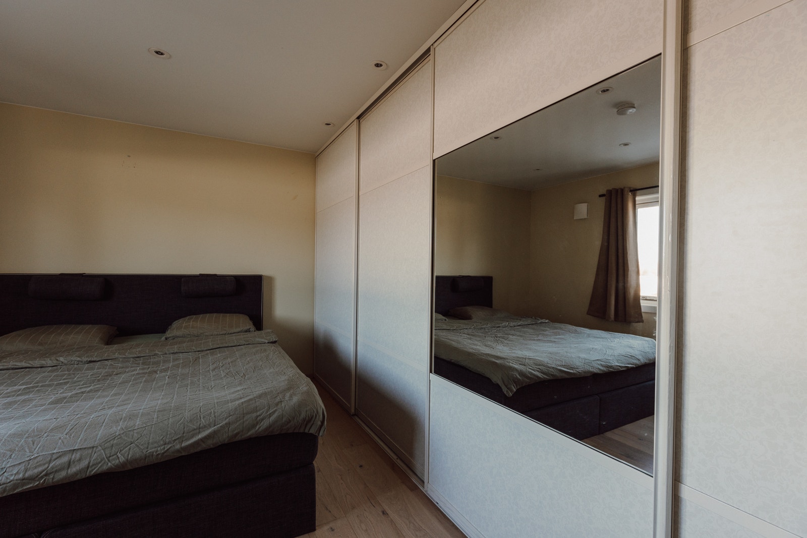 Soverom 1 (skyvedørsgarderobe med speil og innredning 4,3m lang) Galleribilde