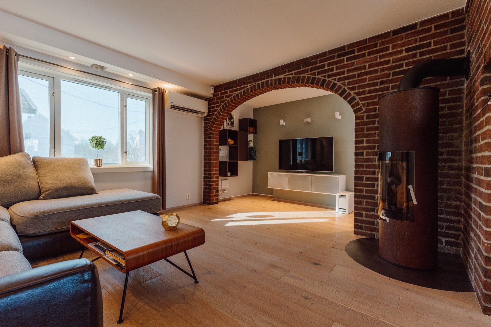 Stor åpen stue med peis Galleribilde