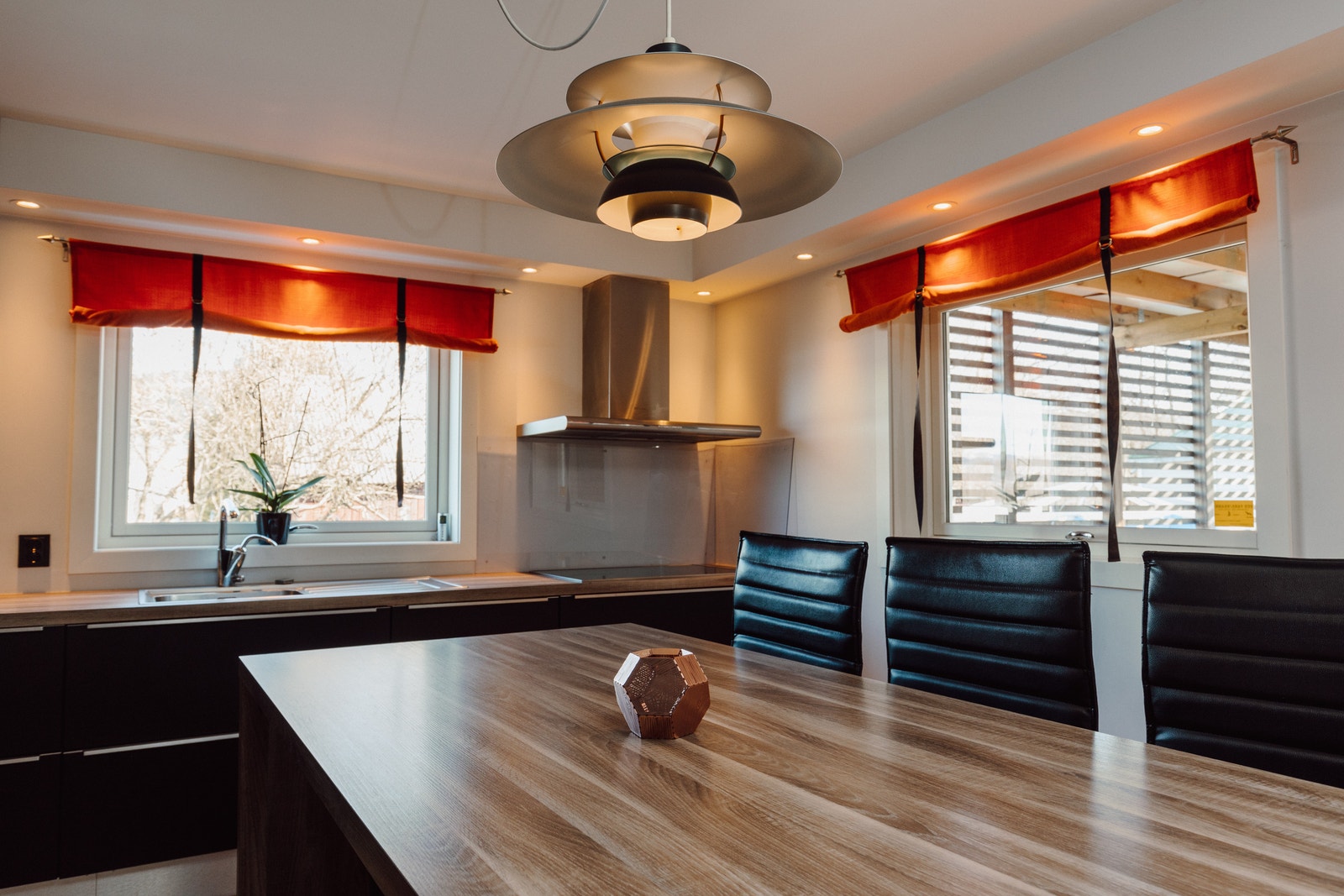 Kjøkkenøy med skap og plass til 6 sitteplasser Galleribilde