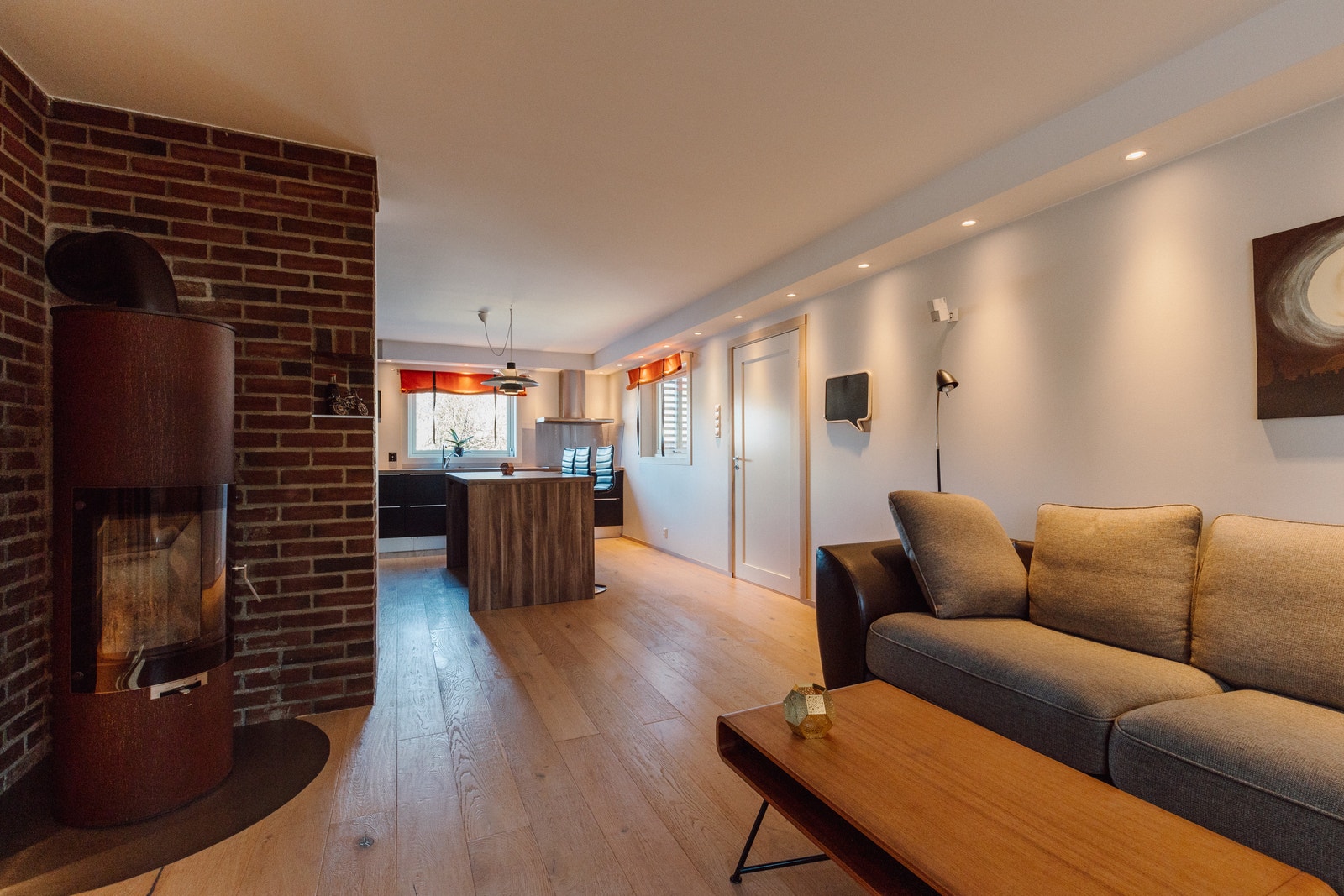 Stor åpen stue med kjøkken Galleribilde