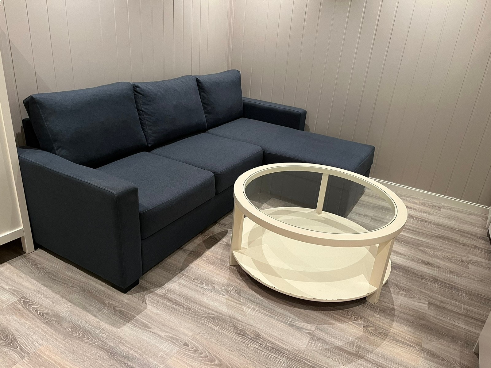 Sofa og bord følger med Galleribilde