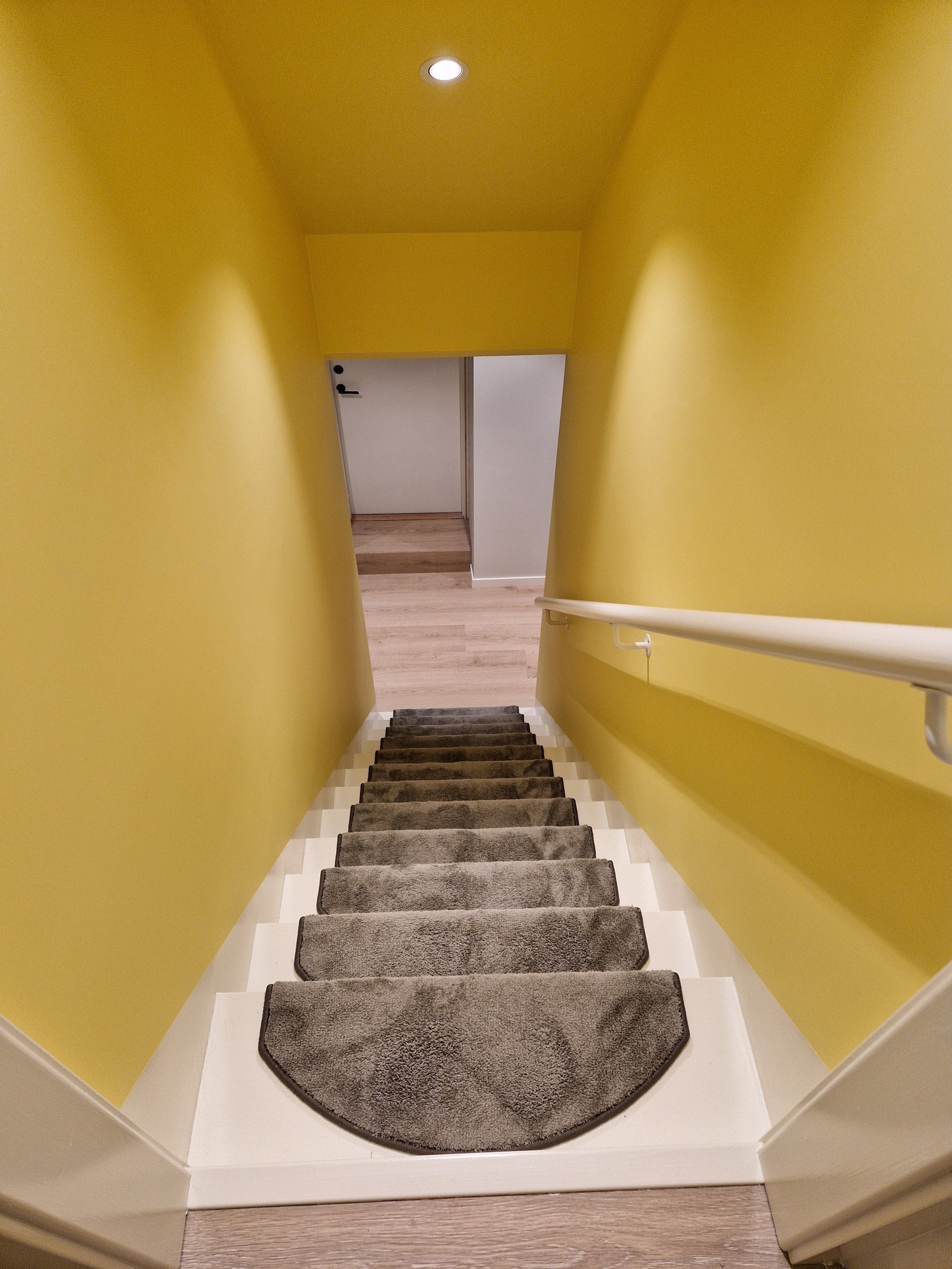 Friskt trappeløp ned til kjelleren. Galleribilde