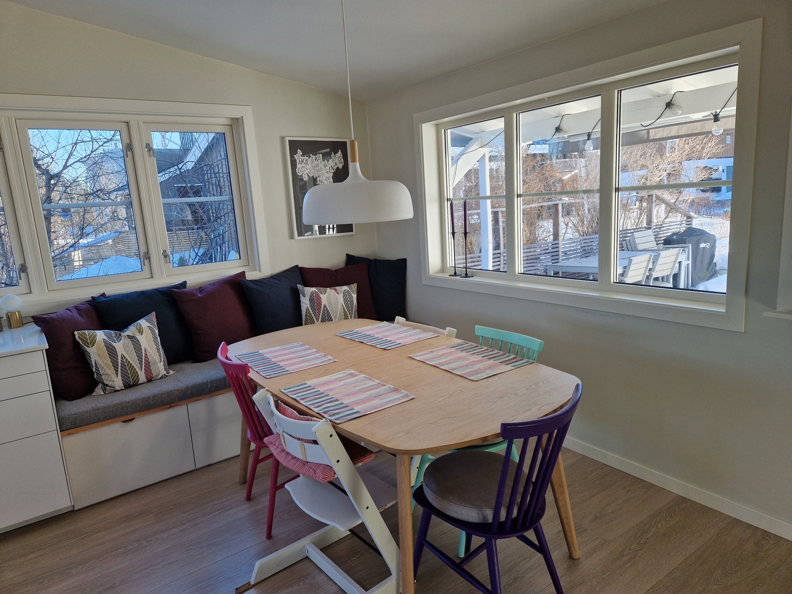 Sittebenk med skuffer i forlengelsen av kjøkkenbenken. Galleribilde