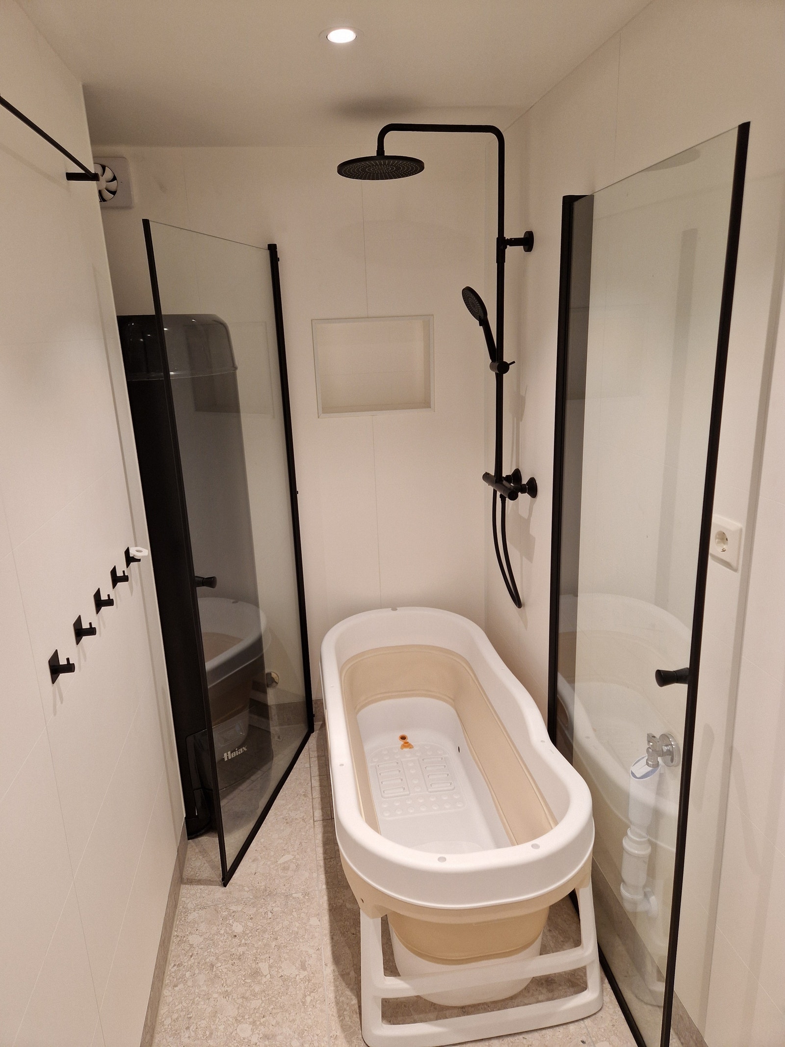 Bad i kjelleren. Plass til sammenleggbart badekar. Galleribilde