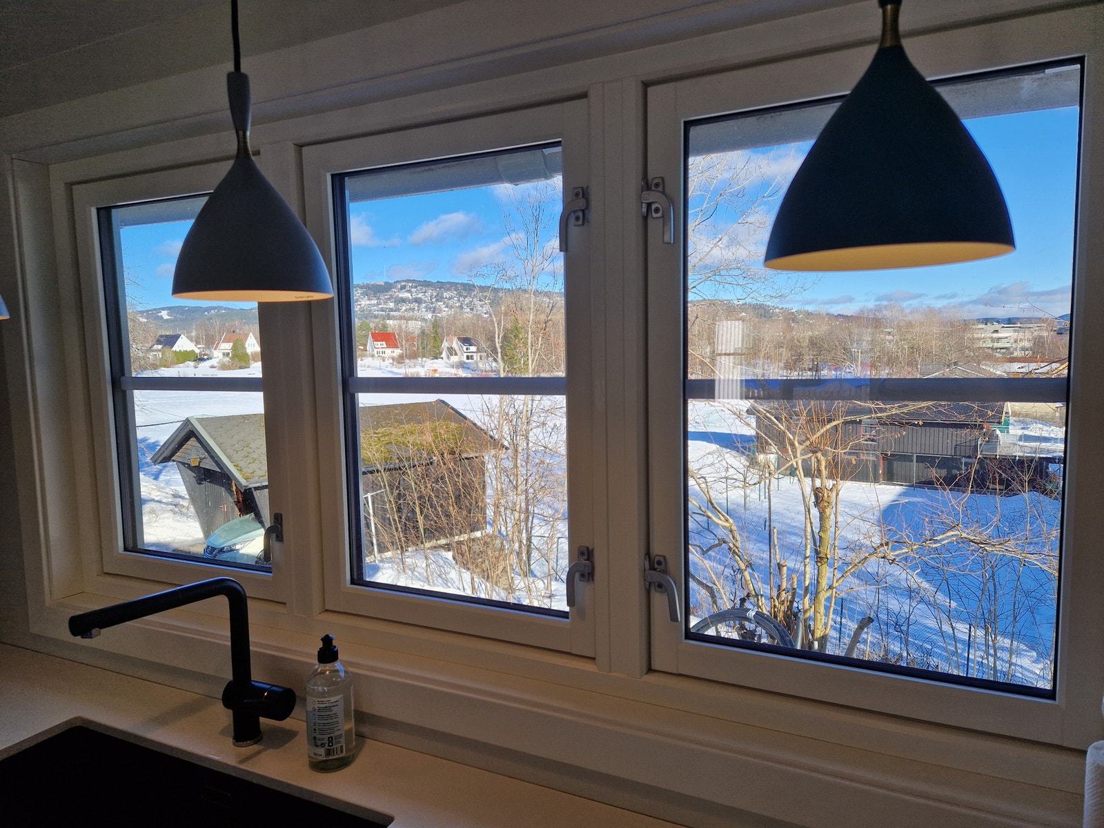 Flott utsyn mot Holmenkollåsen og "Sletta" (friarealer) Galleribilde