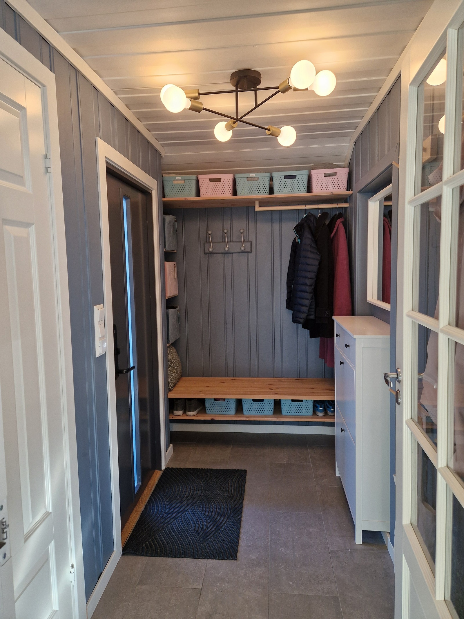 Entreen, med mye lagringsplass, skoskap og speil. Galleribilde