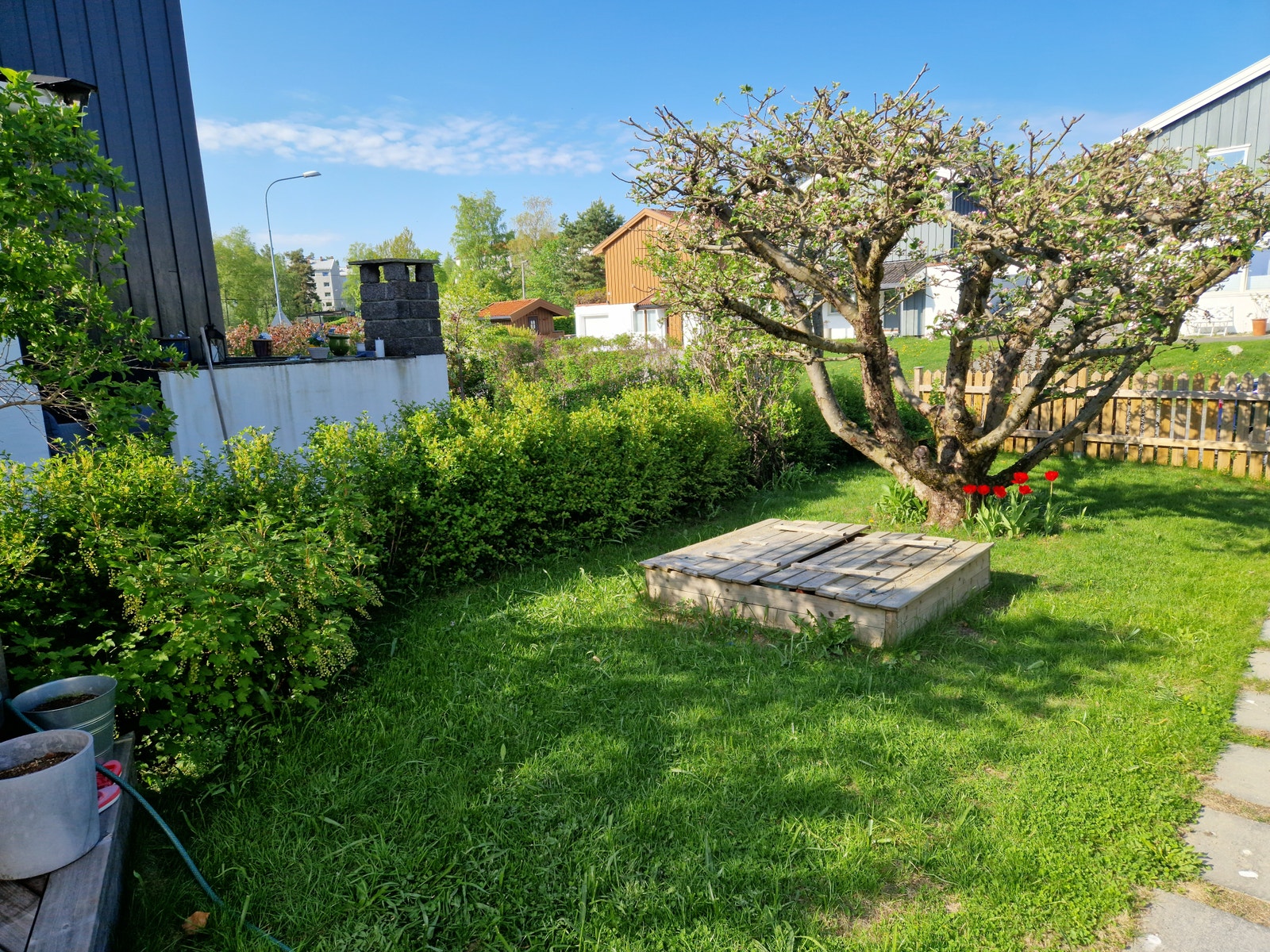 Sandkasse med lokk er det også i hagen. Galleribilde