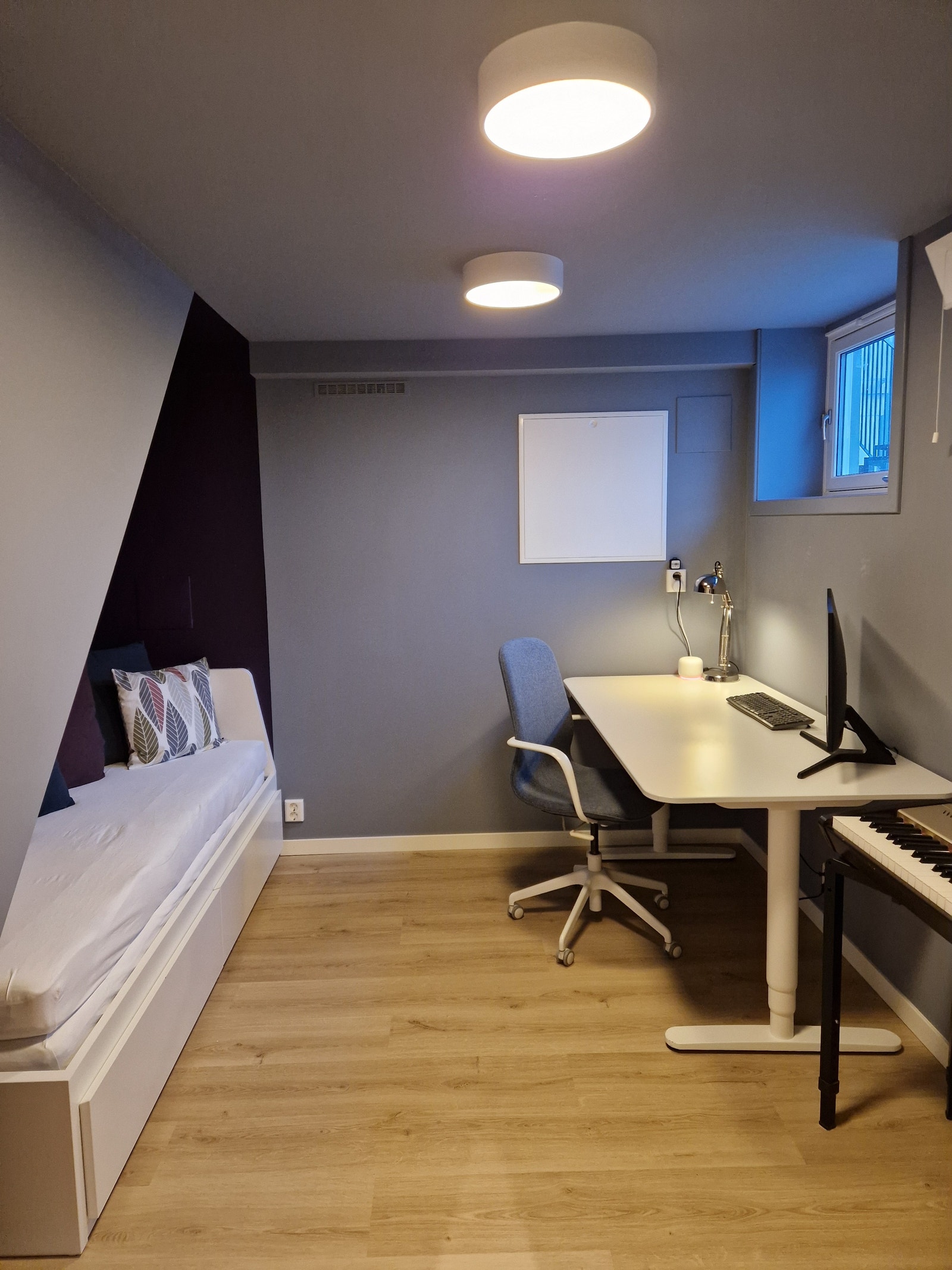 Soverom/kontor i kjelleren. Galleribilde